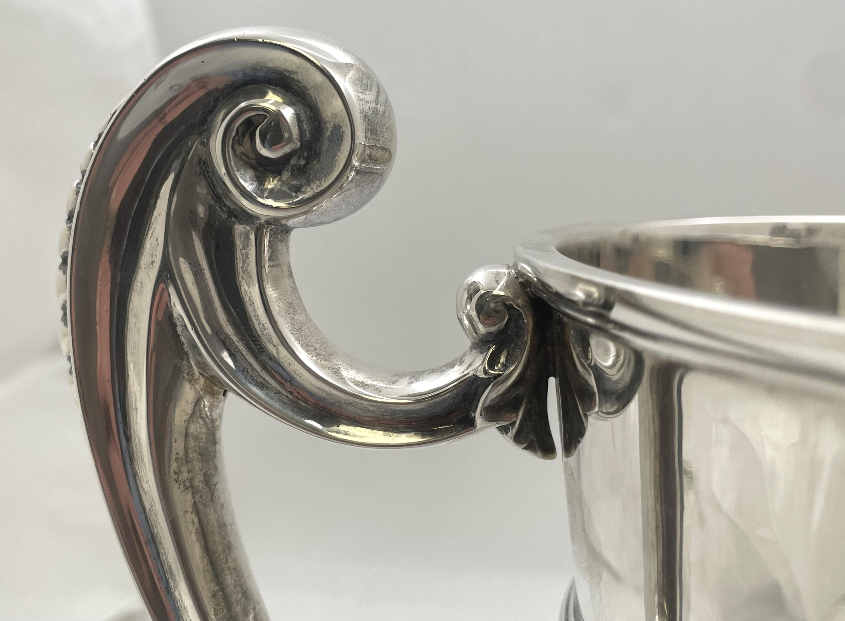 Barnard & Sons Englischer zweiseitiger Weinkühler/Vase aus Sterlingsilber mit zwei Henkeln 1904 (Frühes 20. Jahrhundert) im Angebot