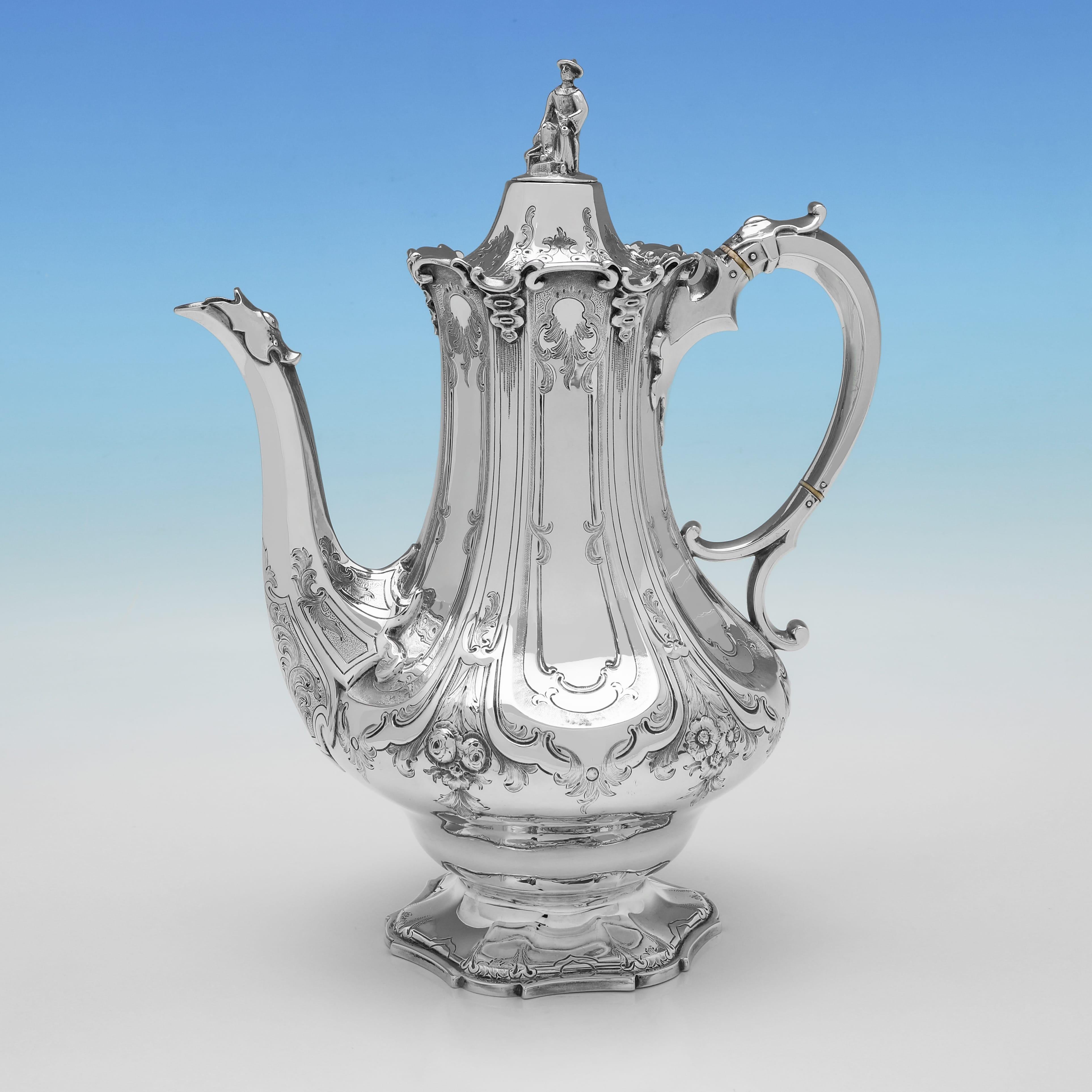 Marchiato a Londra nel 1846 da Edward Barnard & Sons, questo straordinario servizio da tè in argento antico di epoca vittoriana presenta decorazioni incise e cesellate, terminali figurati, manici in argento e interni dorati per lo zucchero e la