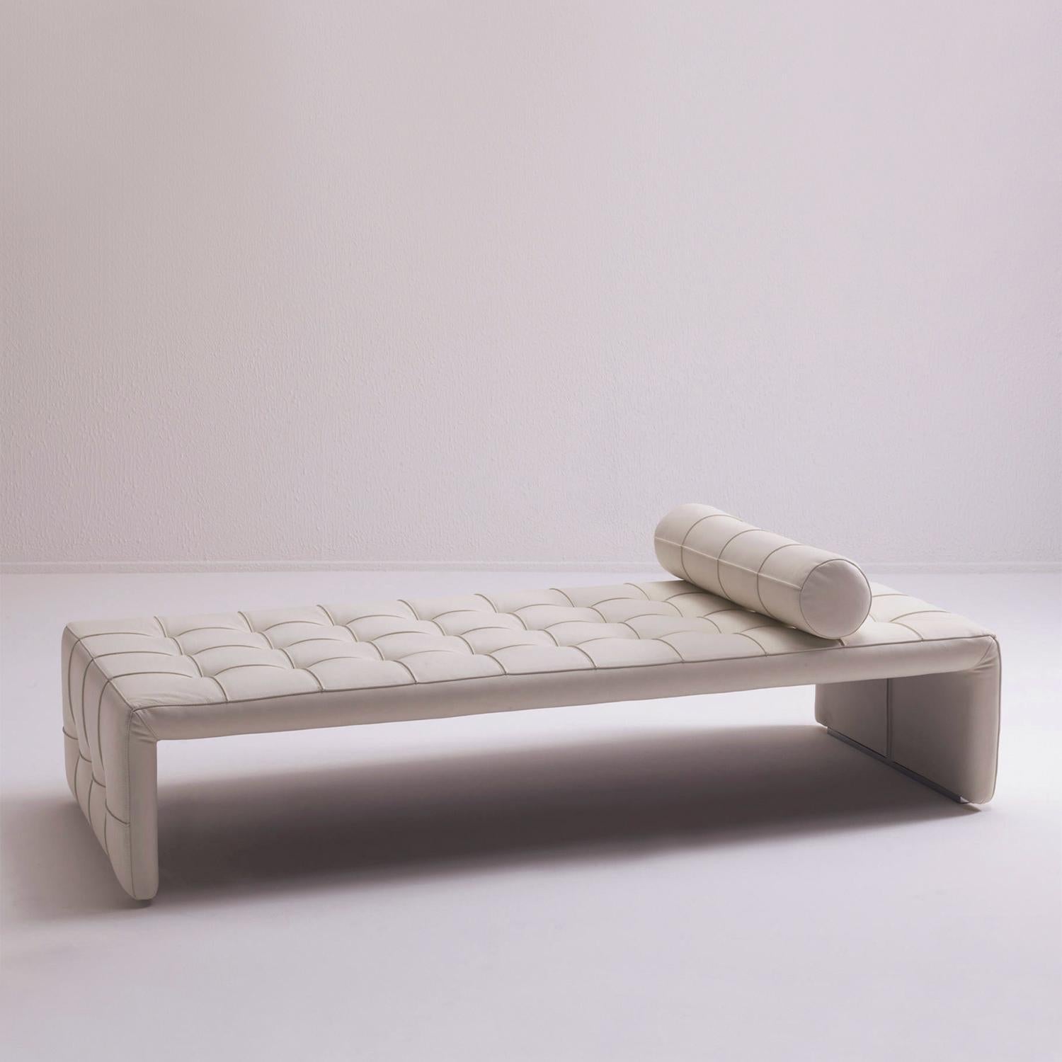 Bench Barney with solid wood structure upholstered
and covered with genuine italian leather CAT. Leather,
in white cream finish. Cushion included. 
Also available with other leather colors, on request.