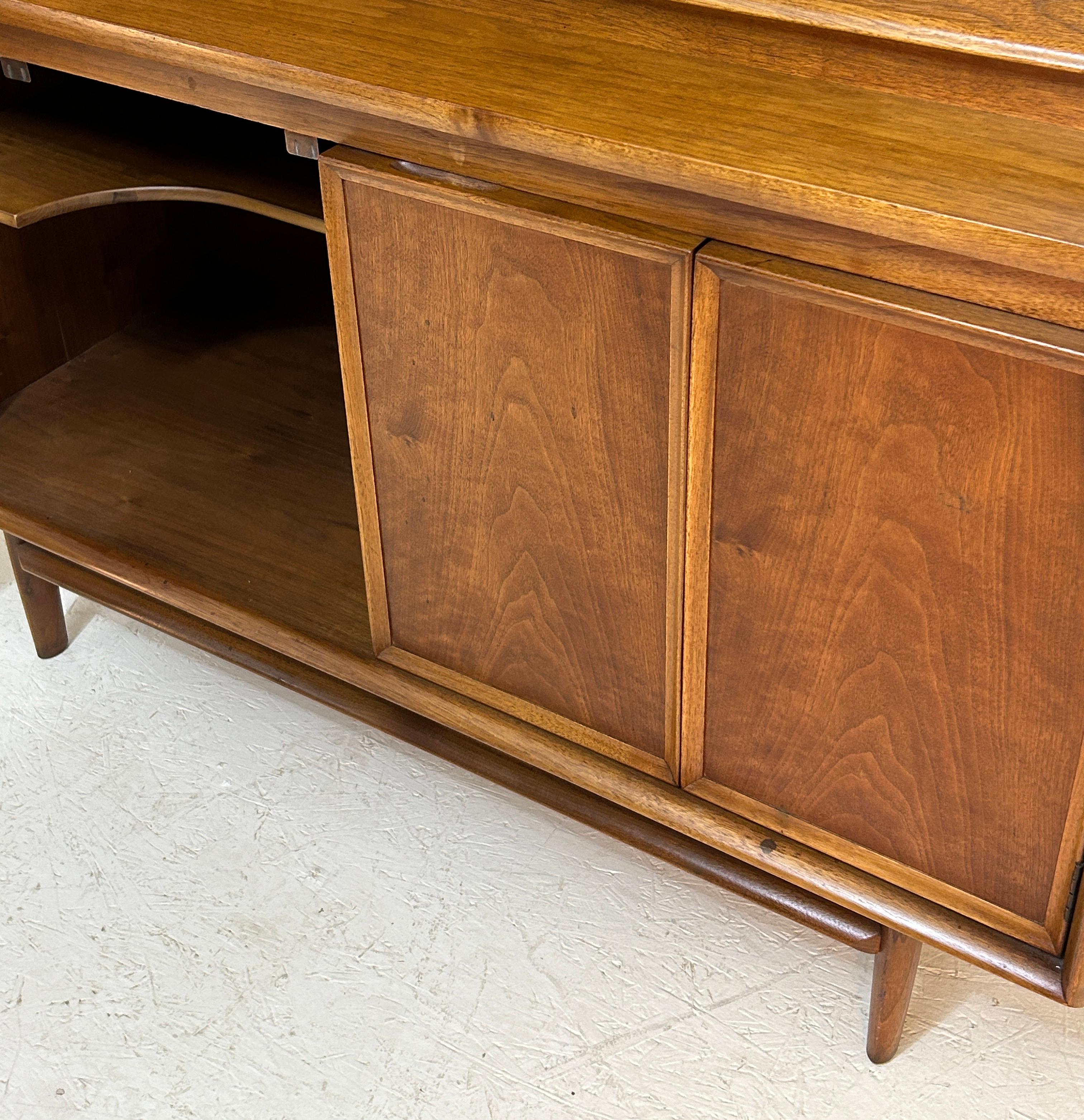 Barney Flagg for Drexel 1962 Parallel Hutch In Excellent Condition For Sale In South Charleston, WV