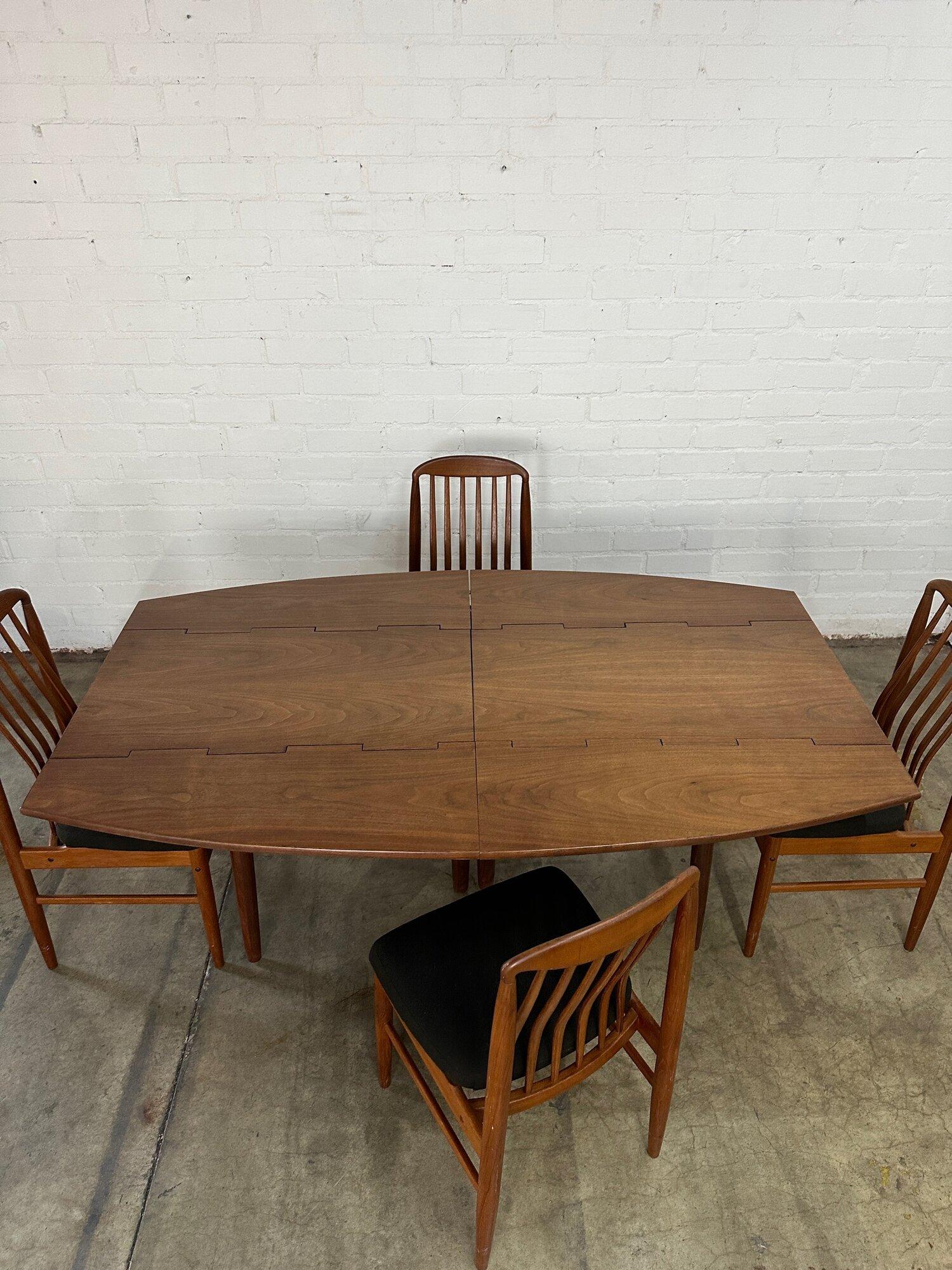 Barney Flagg for Drexel Dining Table In Good Condition For Sale In Los Angeles, CA