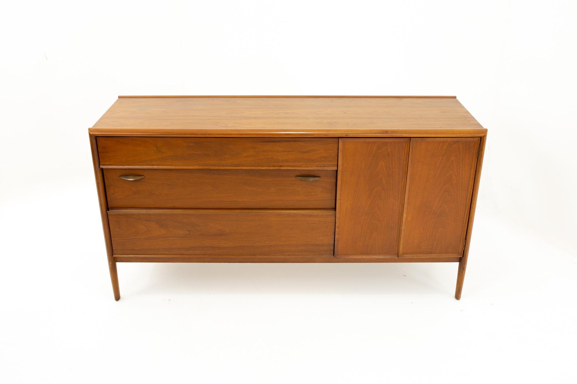 Barney Flagg for Drexel Mid Century Parallel Lowboy Dresser In Good Condition For Sale In Countryside, IL