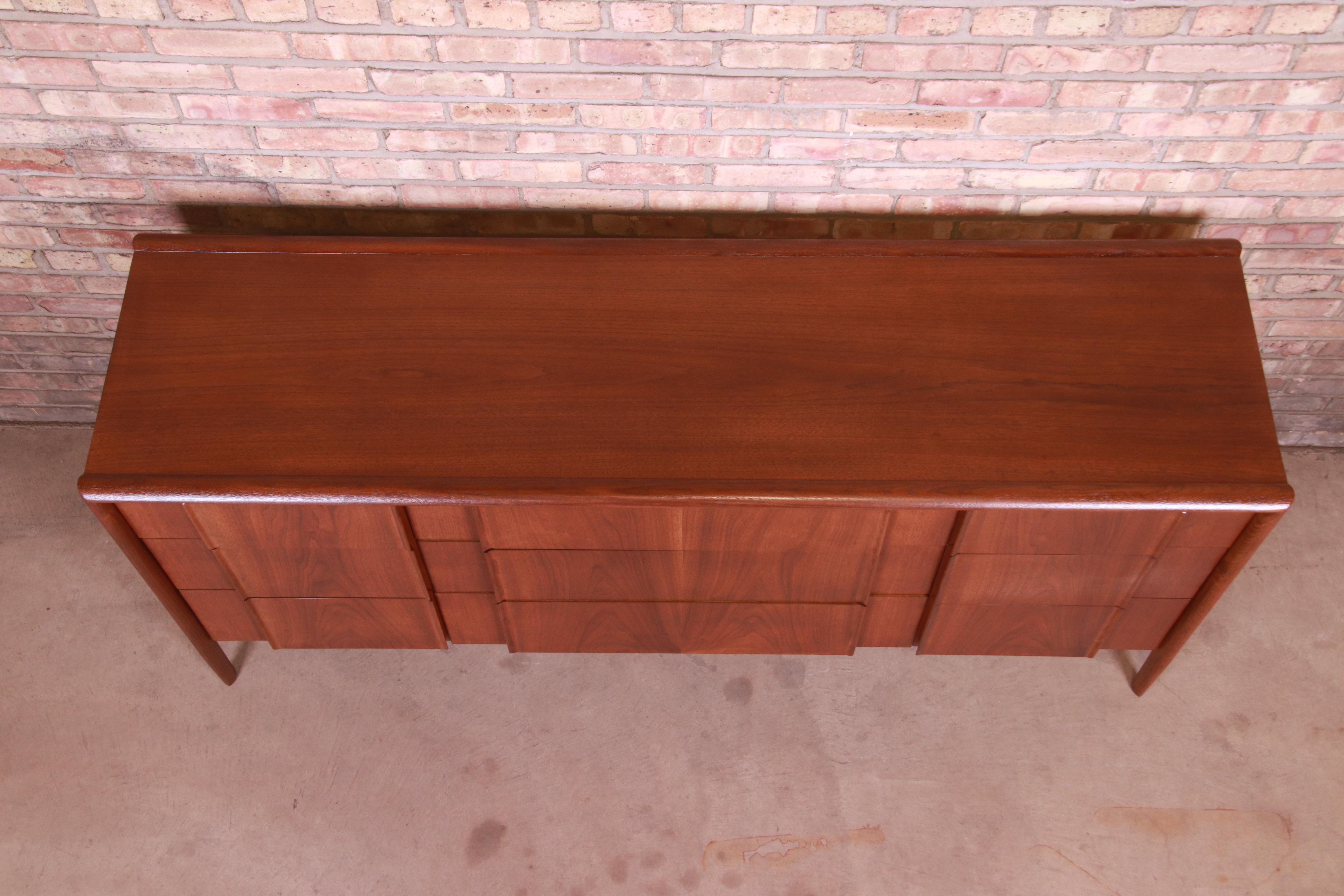 Barney Flagg for Drexel Parallel Mid-Century Modern Walnut Dresser, Refinished 2