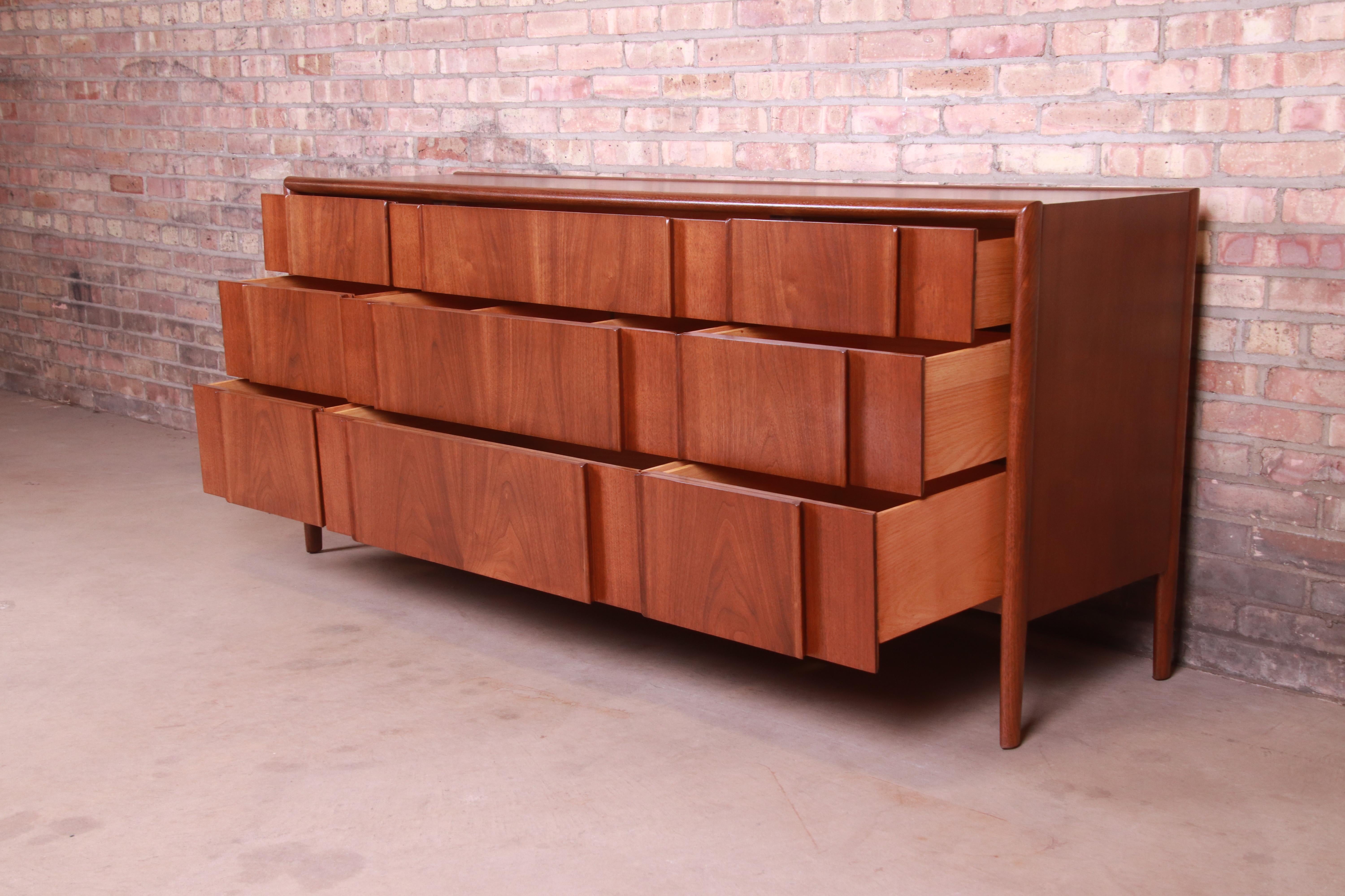 Barney Flagg for Drexel Parallel Mid-Century Modern Walnut Dresser, Refinished In Good Condition In South Bend, IN