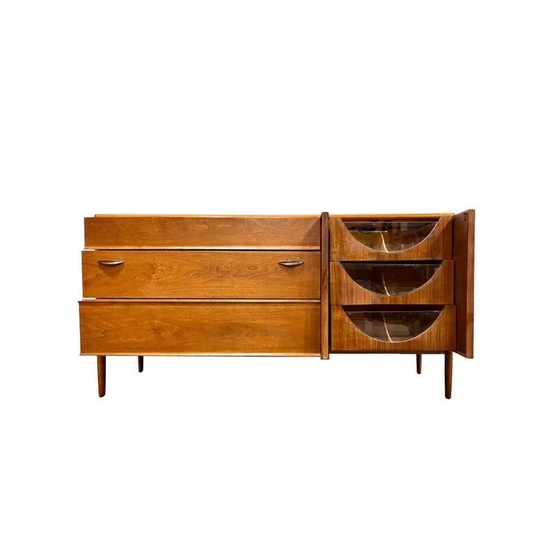 Add a touch of vintage charm to your bedroom with this Mid-Century Modern 1960s vintage lowboy 6-drawer dresser from Drexel Furniture’s Parallel line, designed by Barney Flagg. Crafted with exceptional attention to detail, this dresser features