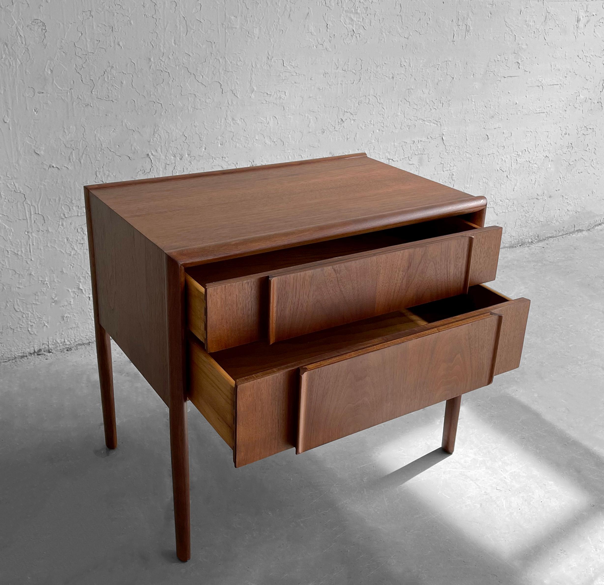 Barney Flagg For Drexel Parallel Walnut End Table Nightstand In Good Condition In Brooklyn, NY