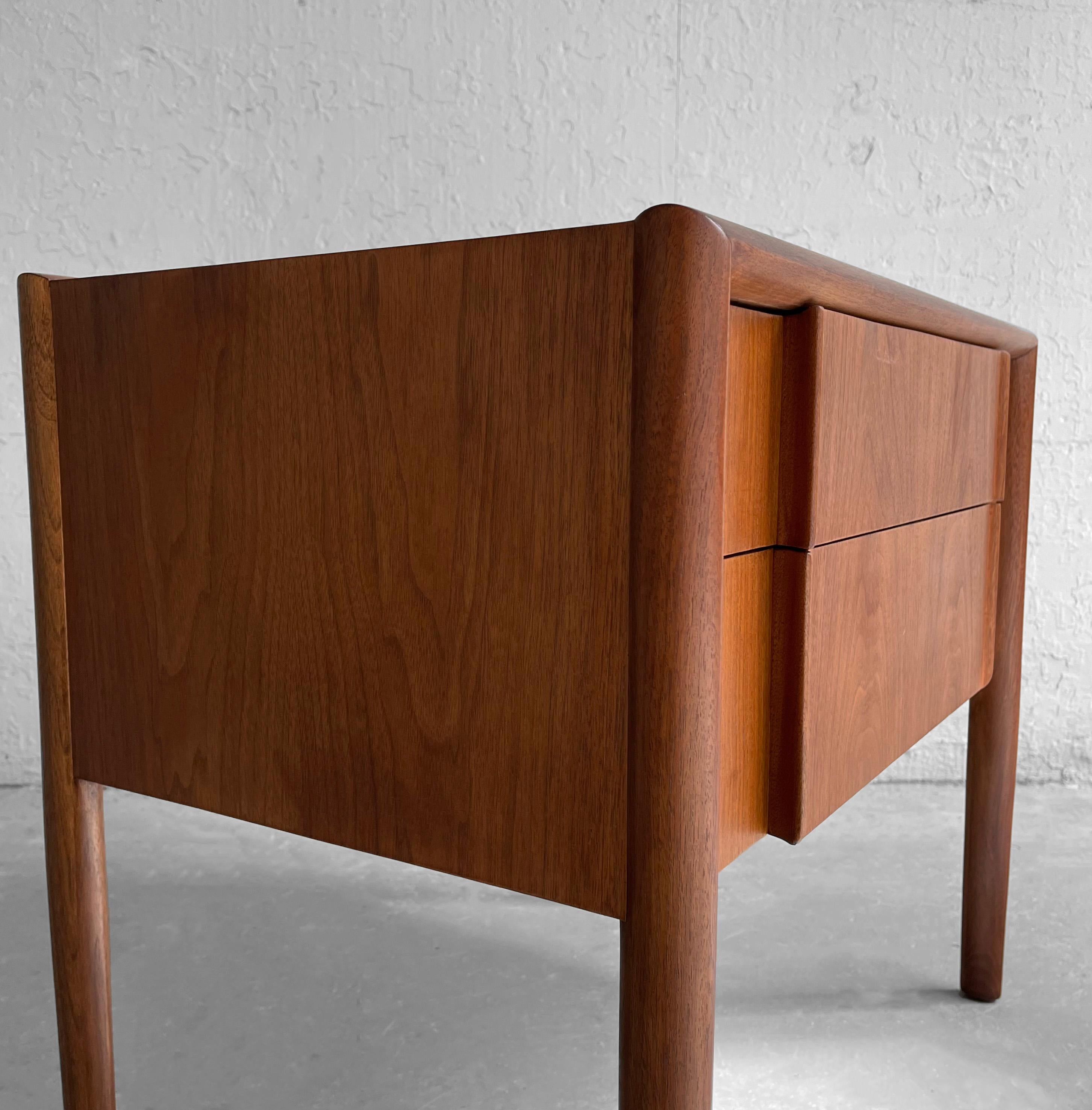 20th Century Barney Flagg For Drexel Parallel Walnut End Table Nightstand