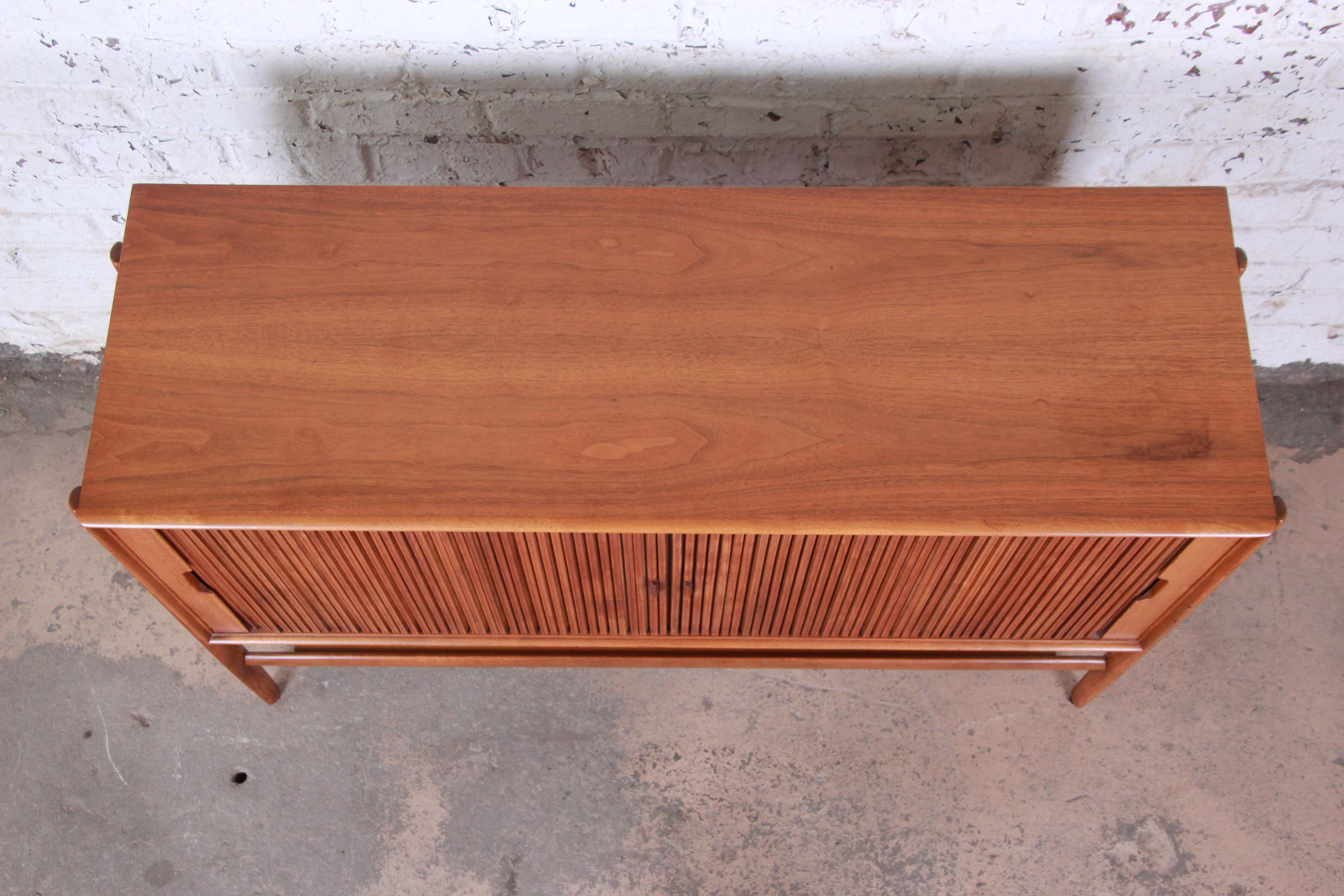 Barney Flagg for Drexel Parallel Walnut Tambour Door Sideboard Credenza In Good Condition In South Bend, IN