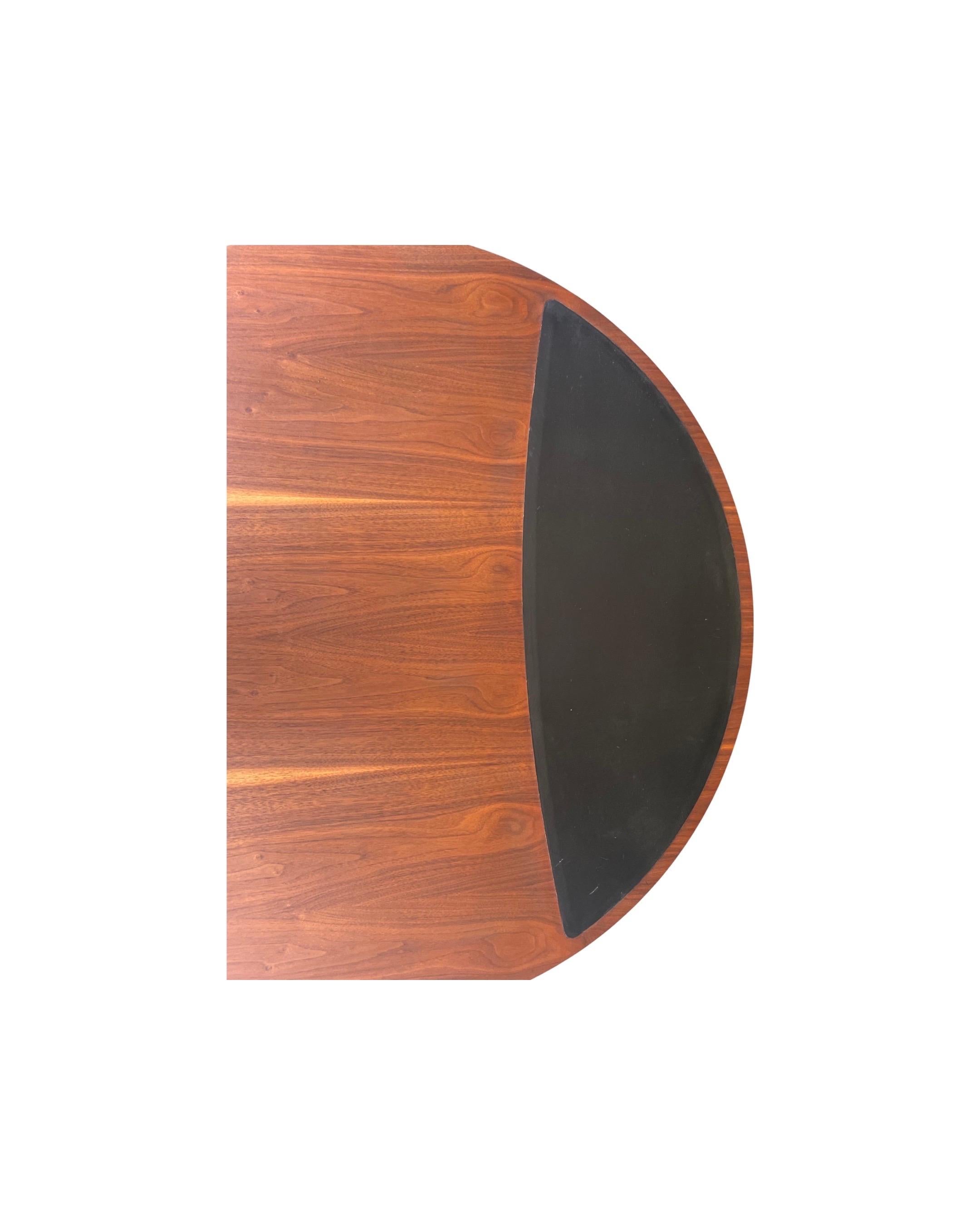 Mid-Century Modern Table basse Barney Flagg « Parallel » du milieu du siècle dernier en noyer et cuir par Drexel en vente