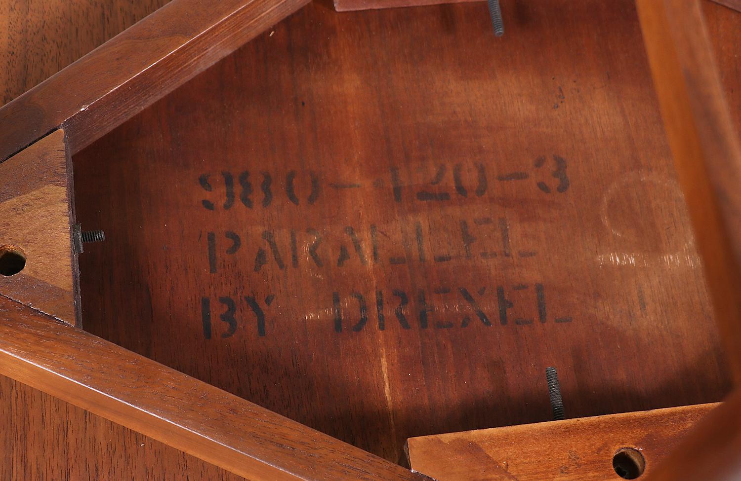Restauré par des experts - Barney Flagg, tables d'appoint Parallel à plusieurs bois pour Drexel en vente 4
