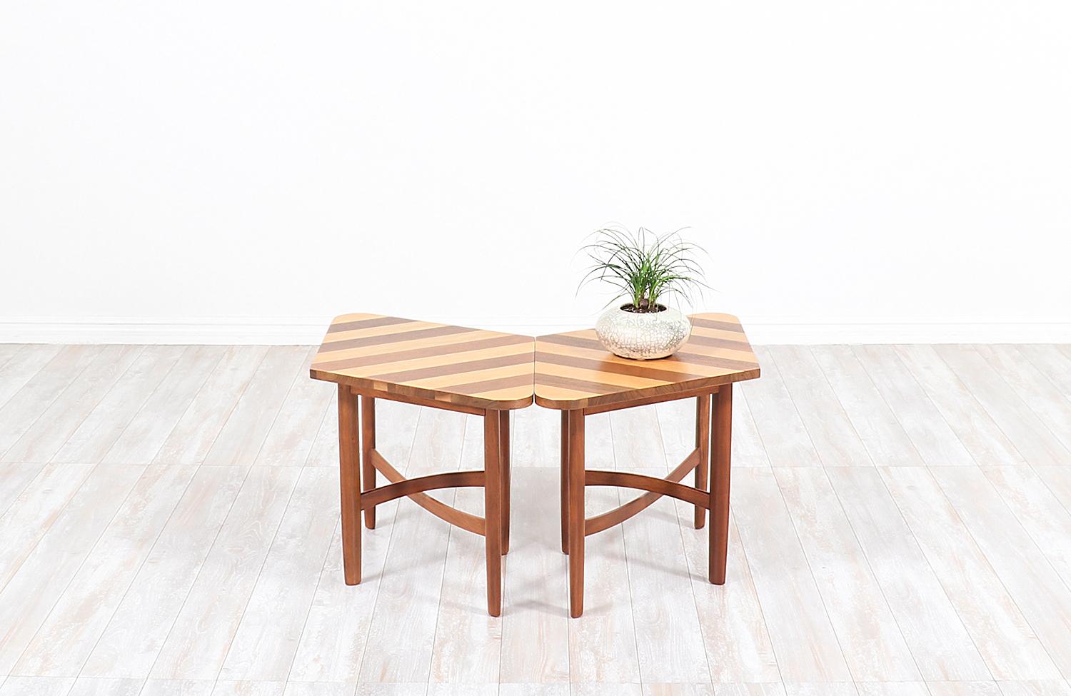 Restauré par des experts - Barney Flagg, tables d'appoint Parallel à plusieurs bois pour Drexel Excellent état - En vente à Los Angeles, CA