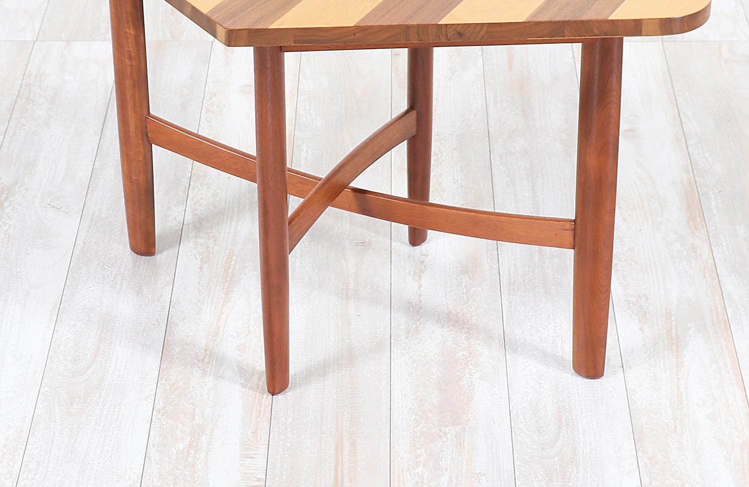 Restauré par des experts - Barney Flagg, tables d'appoint Parallel à plusieurs bois pour Drexel en vente 2