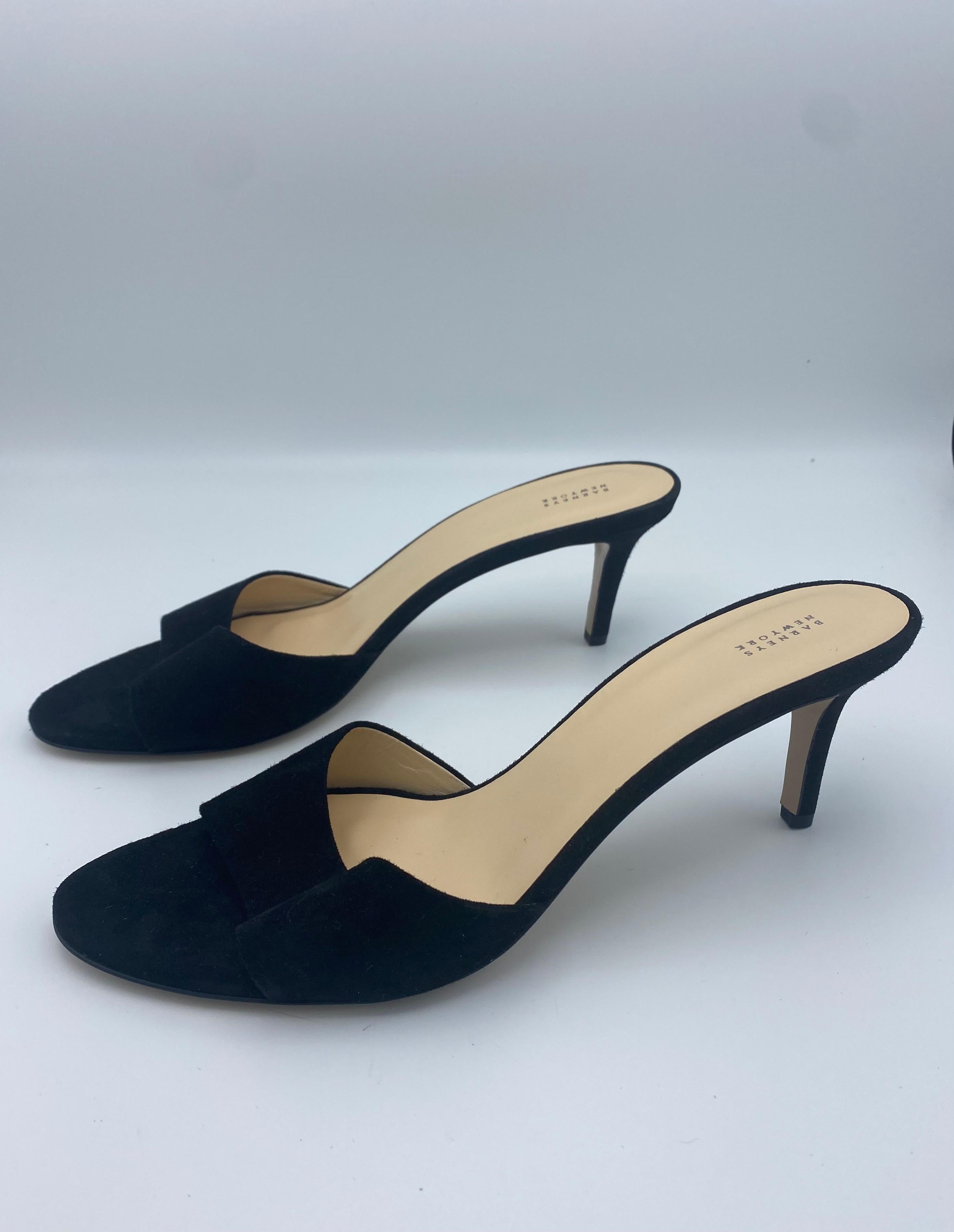Barneys New York Black Suede Mules Heels, Size 41.5 In New Condition For Sale In Beverly Hills, CA