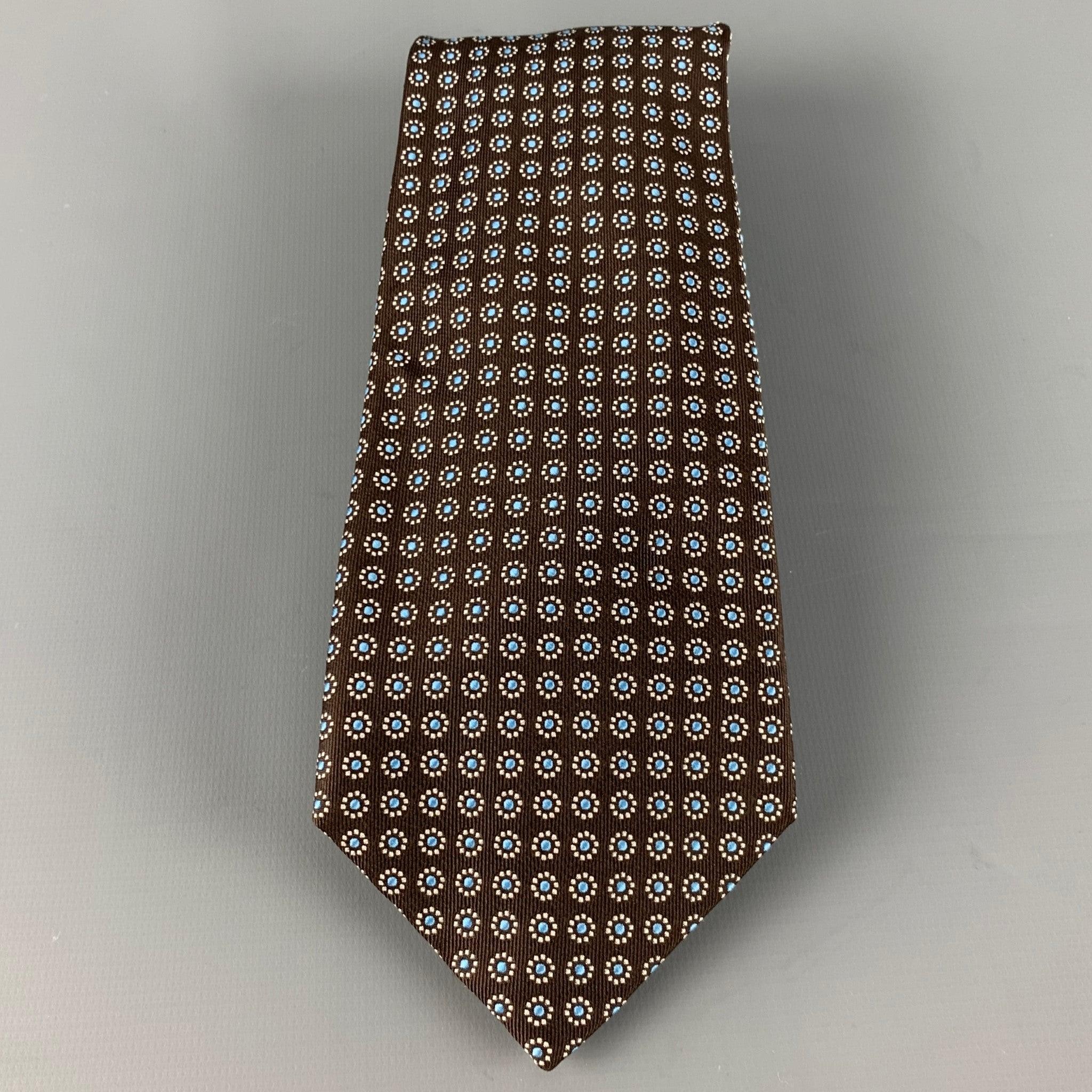 BARNEY'S NEW YORK
tie in brown silk, featuring a white and light blue abstract floral pattern. Handmade in Italy.Very Good Pre-Owned Condition. 

Measurements: 
  Width: 3.5 inches Length: 61 inches 
  
  
 
Reference: 126588
Category: Tie
More