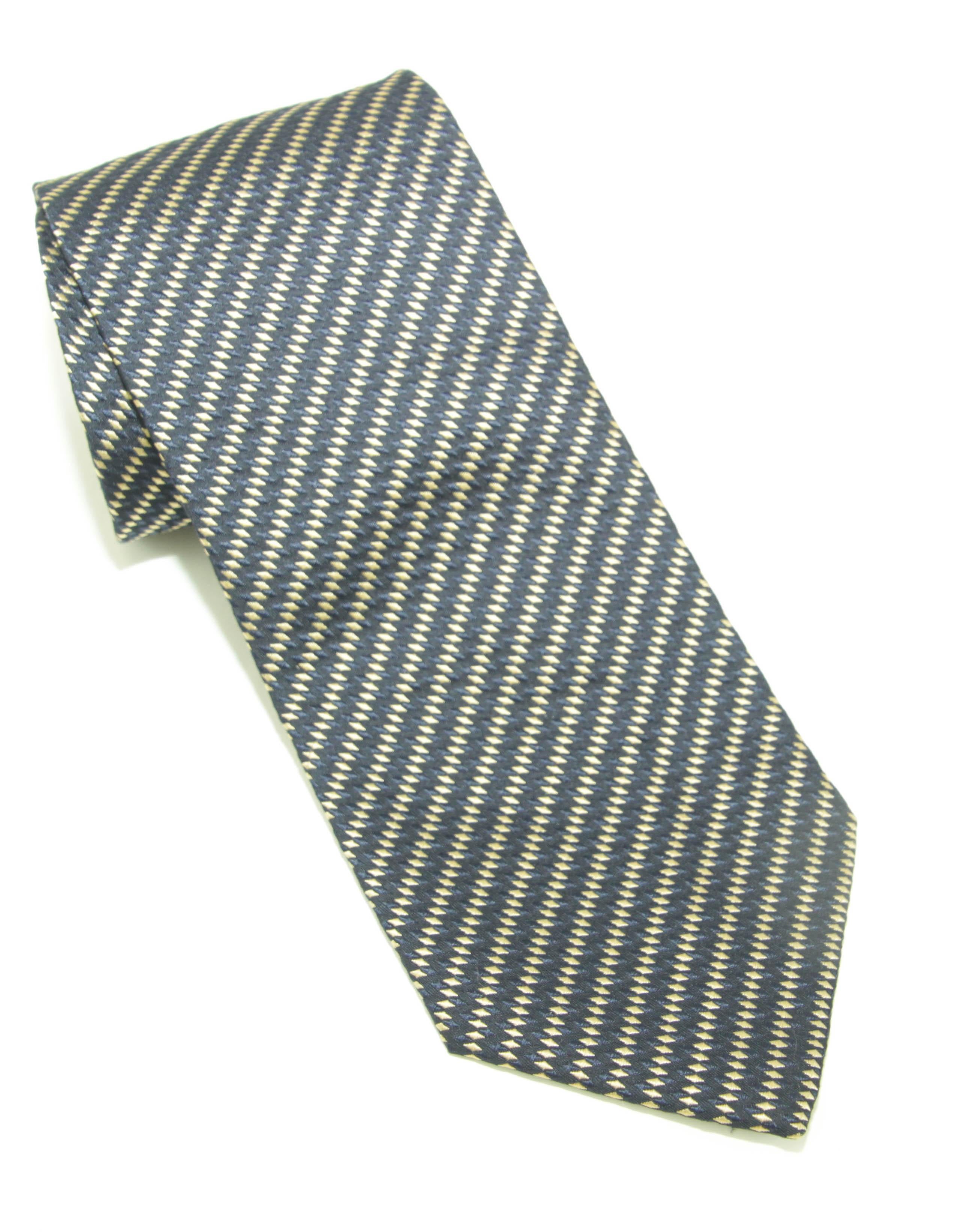 Barneys New York 100% Silk Handmade Neck Tie Made in Italy.
Barneys New York silk tie men dress necktie.
Barneys New York tie luxury printed silk, hand-made in Italy.
100% silk Dry clean only.
Geometric design.
LENGTH : 58 inches
WIDTH : 3.5 inches,