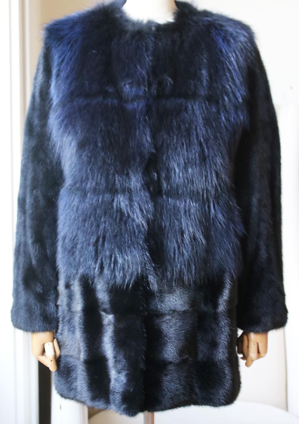 Barneys New York black mink and raccoon fur panelled coat. Black and blue mink and raccoon-fur. Hook fastening through front. 100% Dyed mink. 100% Dyed raccoon. Lining: 100% silk. Made in USA.

Size: Medium (UK 10, US 6, FR 38, IT 42)

Condition: As