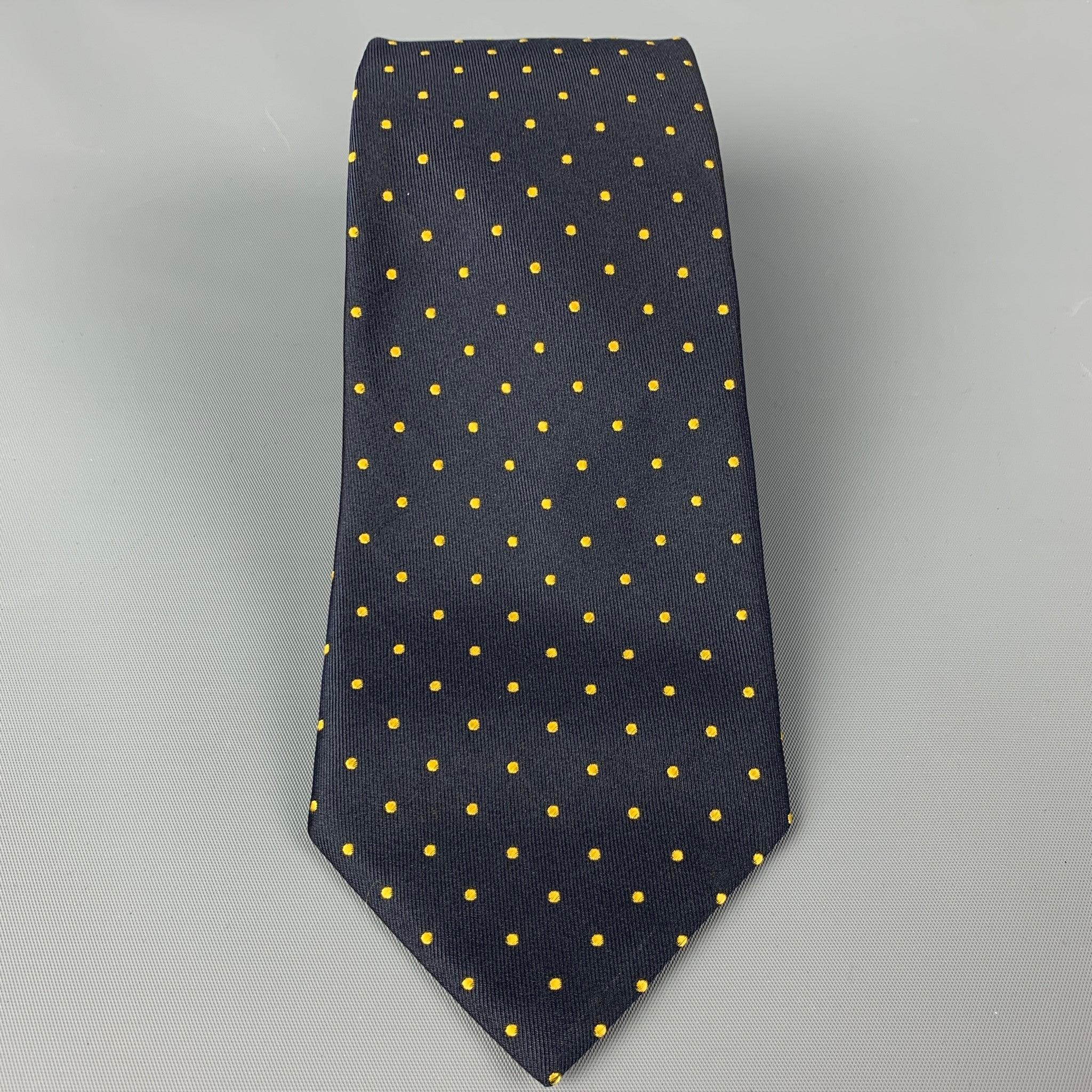 BARNEY'S NEW YORK
 necktie comes in a navy & yellow silk twill with a all over dot print. Made in Italy. Very Good Pre-Owned Condition.Width: 3.25 inches 
  
  
  
 Sui Generis Reference: 117017
 Category: Tie
 More Details
  
 Brand: BARNEY'S NEW