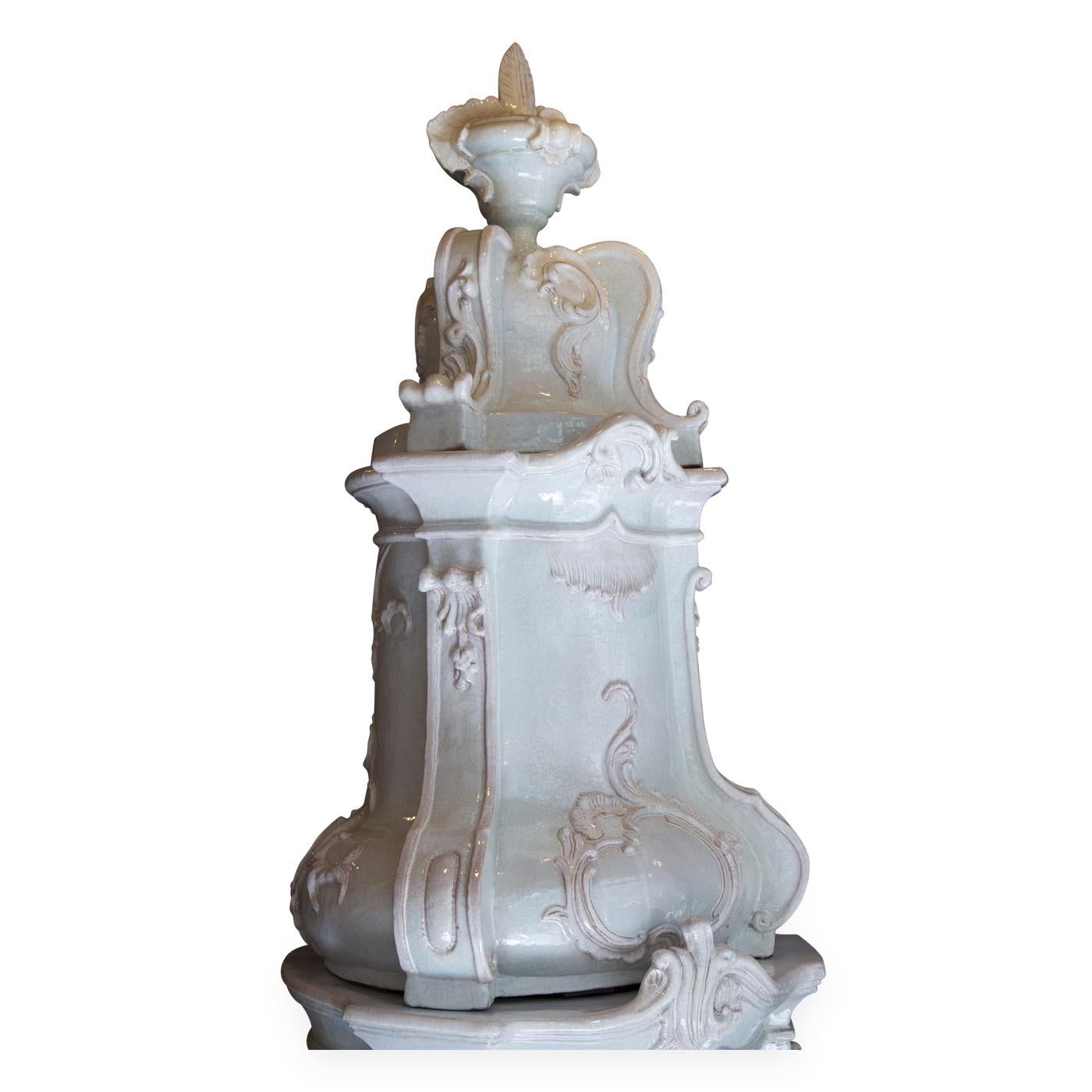 Großer venezianischer Barockofen aus eleganter weißer Keramik, vollständig handgefertigt von den Keramikmeistern Manetti und Masini. Der Ofen ist aus echter Zinnglasur gefertigt und nach alter Maiolica-Technik dekoriert.




 