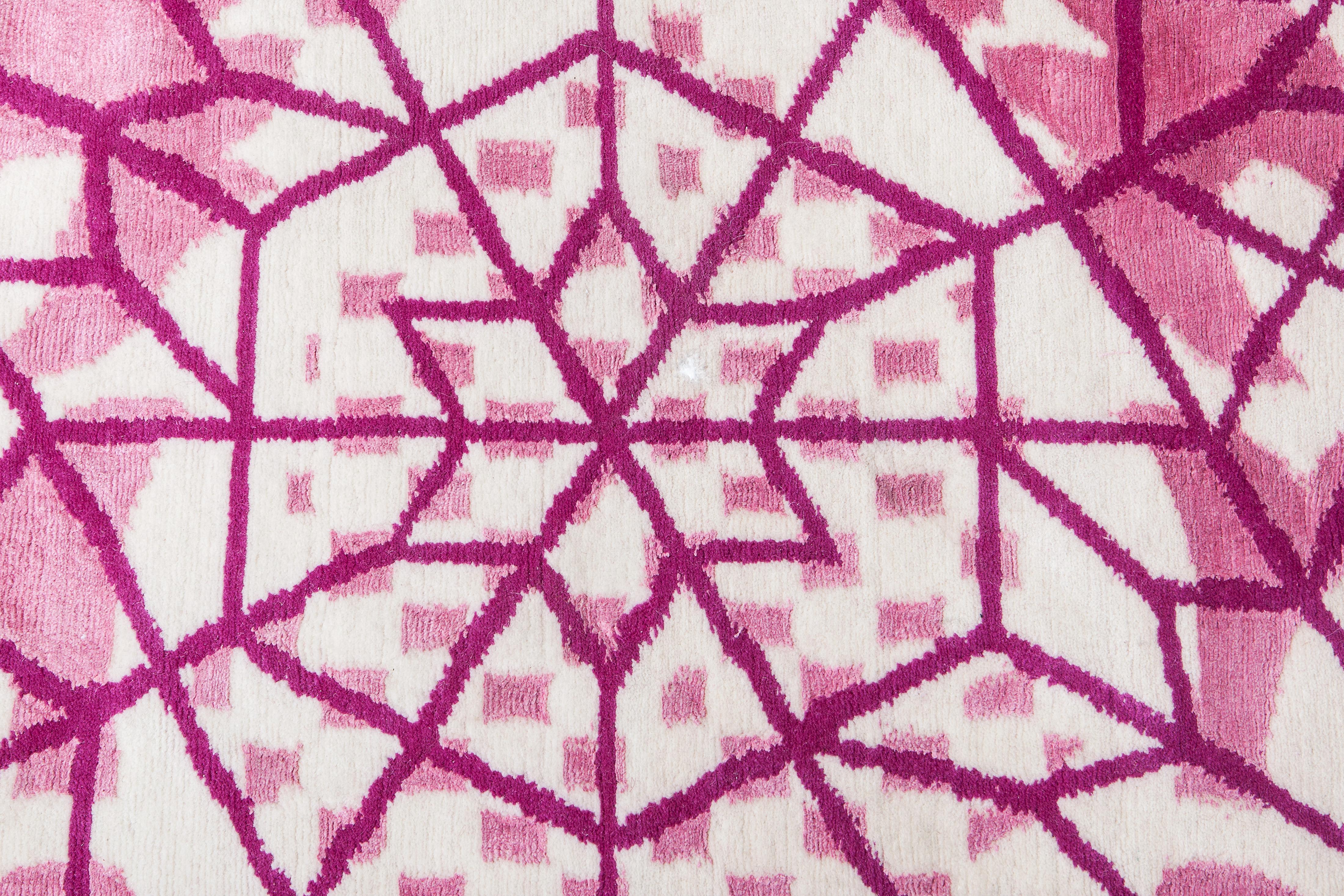 L'eclettico duo creativo Harry & Camila combina nella loro opera Baroccarrabbiata i tranquilli disegni degli azulejos arabi con bizzarre spire di riccioli barocchi, in cui sembrano emergere figure mitologiche.
Il tappeto è annodato a mano in lana e
