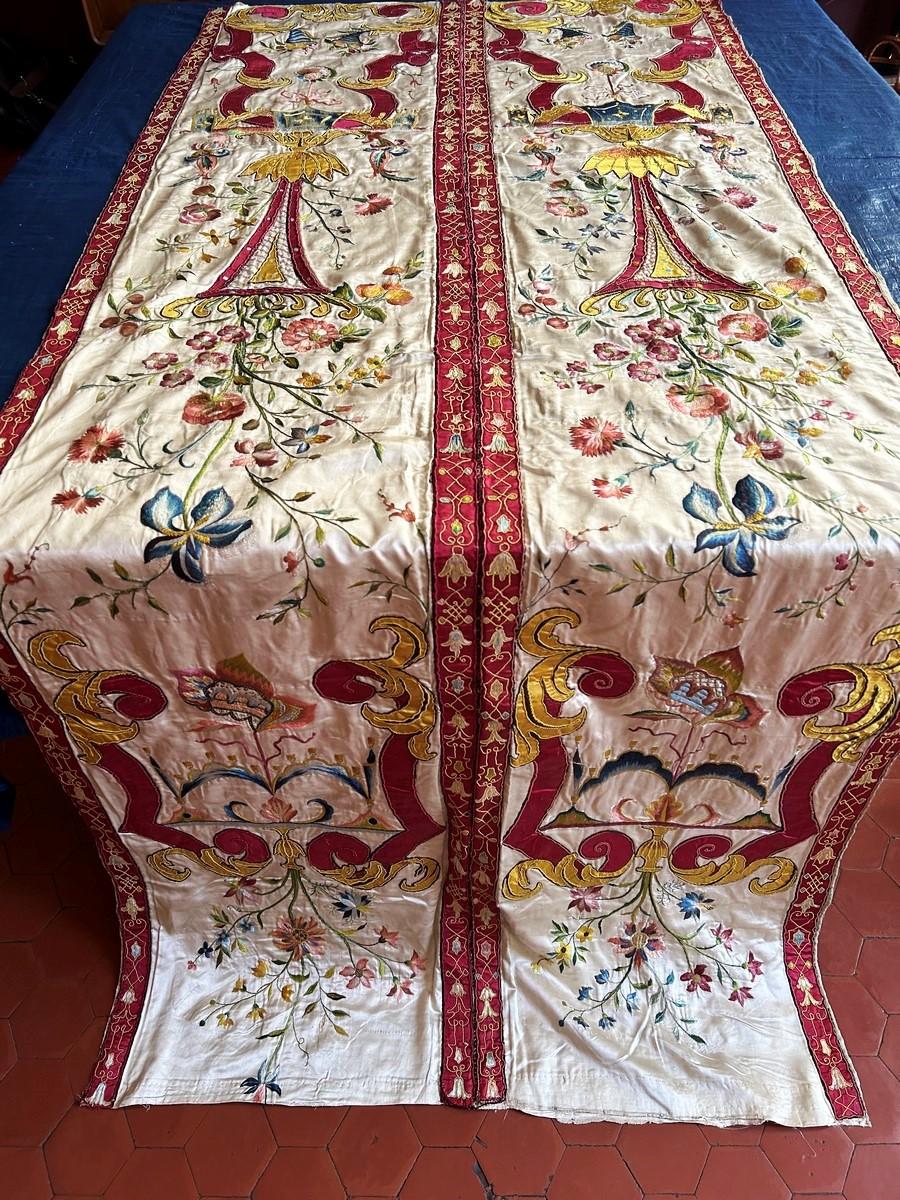 Barocco Embroidered and Applied Satin Italian Hanging - Venice Circa 1720 For Sale 6