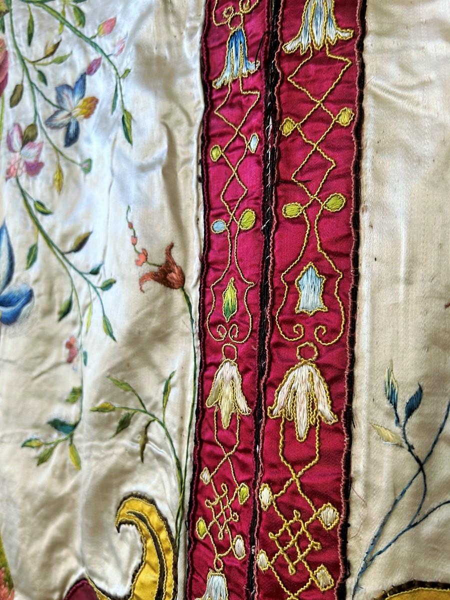 Barocco Embroidered and Applied Satin Italian Hanging - Venice Circa 1720 For Sale 10