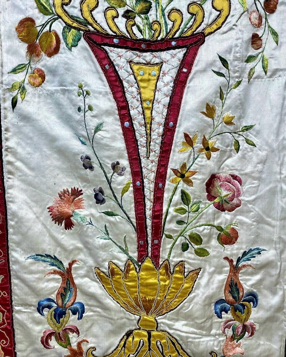 Circa 1720-1740
Italy Venice

Beautiful Baroque hanging in cream silk satin applied and embroidered à la Grotesque with flowered cups and draped architectural elements of extreme refinement. Collected in Venice and dating from the early 18th