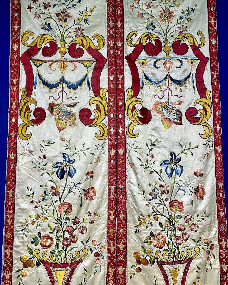 Barocco Embroidered and Applied Satin Italian Hanging - Venice Circa 1720 For Sale 1