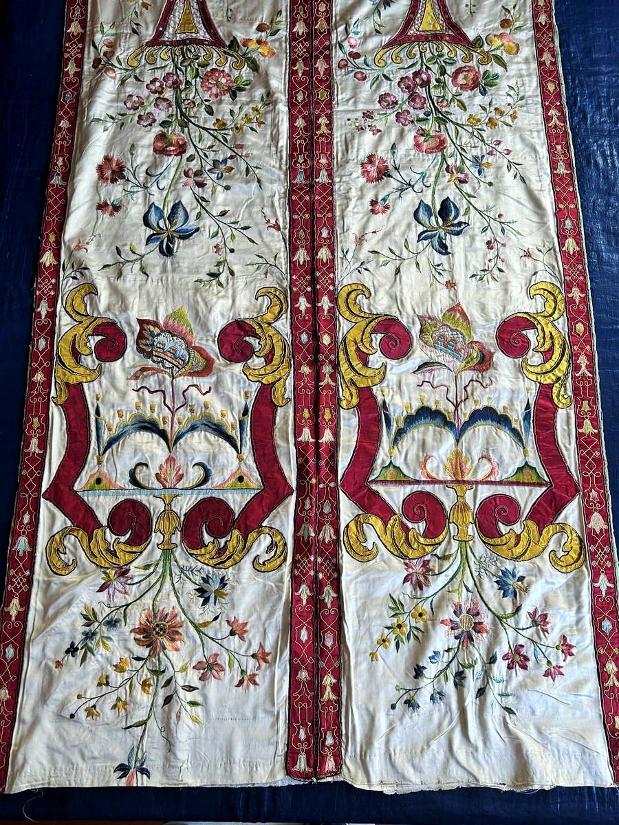 Barocco Embroidered and Applied Satin Italian Hanging - Venice Circa 1720 For Sale 2
