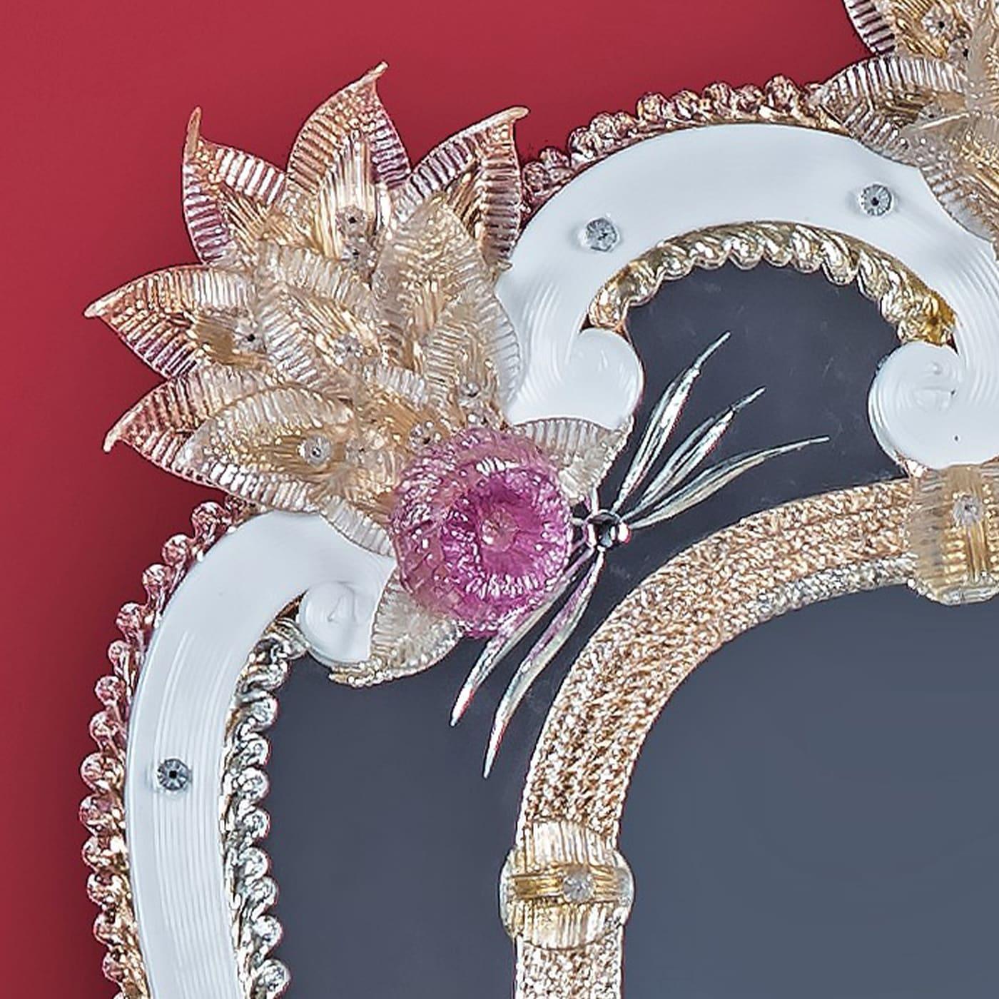 Miroir en verre de Murano de style vénitien, réalisé par les mains expertes des maîtres de Murano, avec un cadre composé de cannes et de boucles de cristal de couleur 