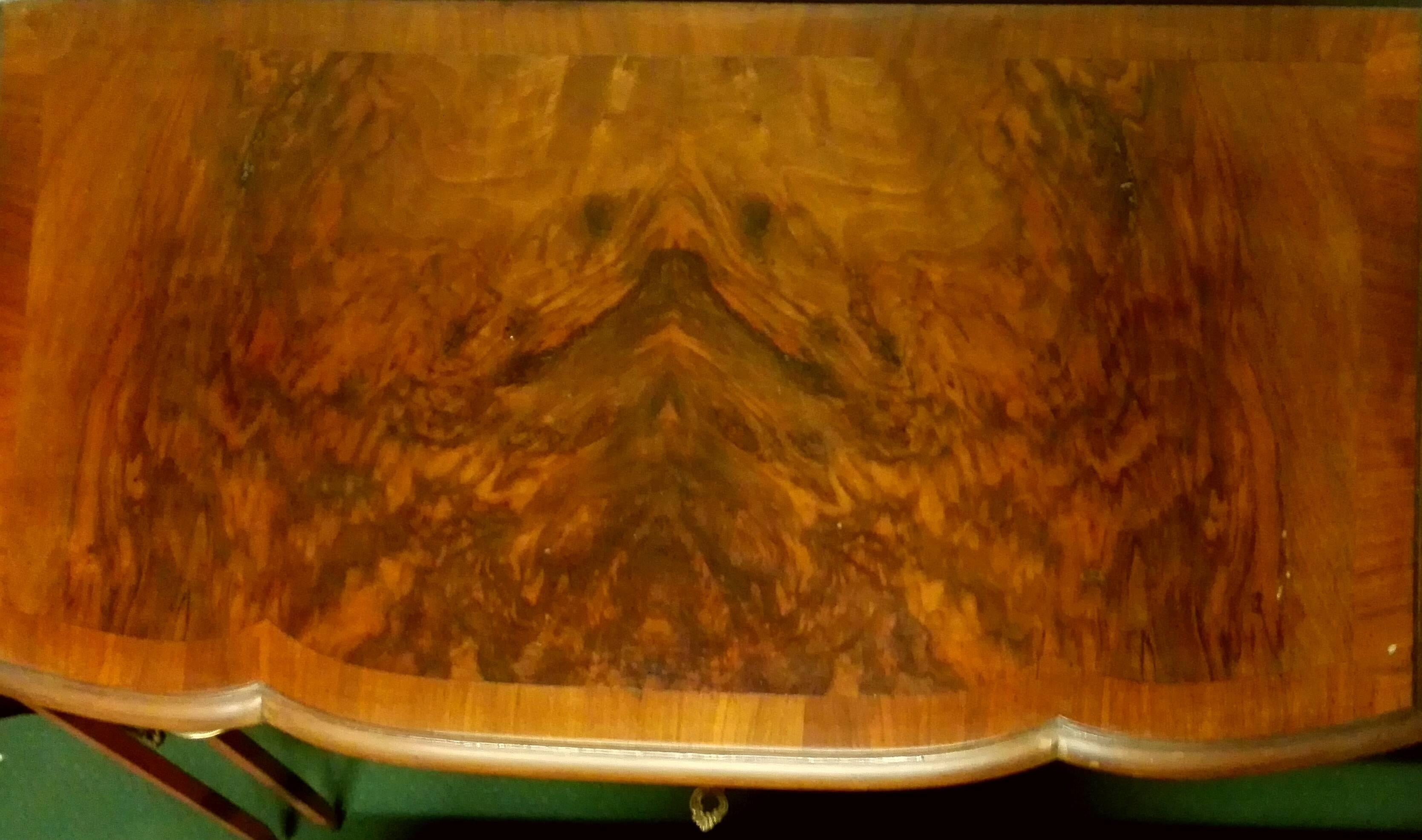 That's a unique of commode! The top of burl walnut shows a dog face like a Shih Tzu dog. A wonderful of Nature! It is real fantastic! Stands on fine bowed legs under three drawers! The scales are fantastic and really lovely.