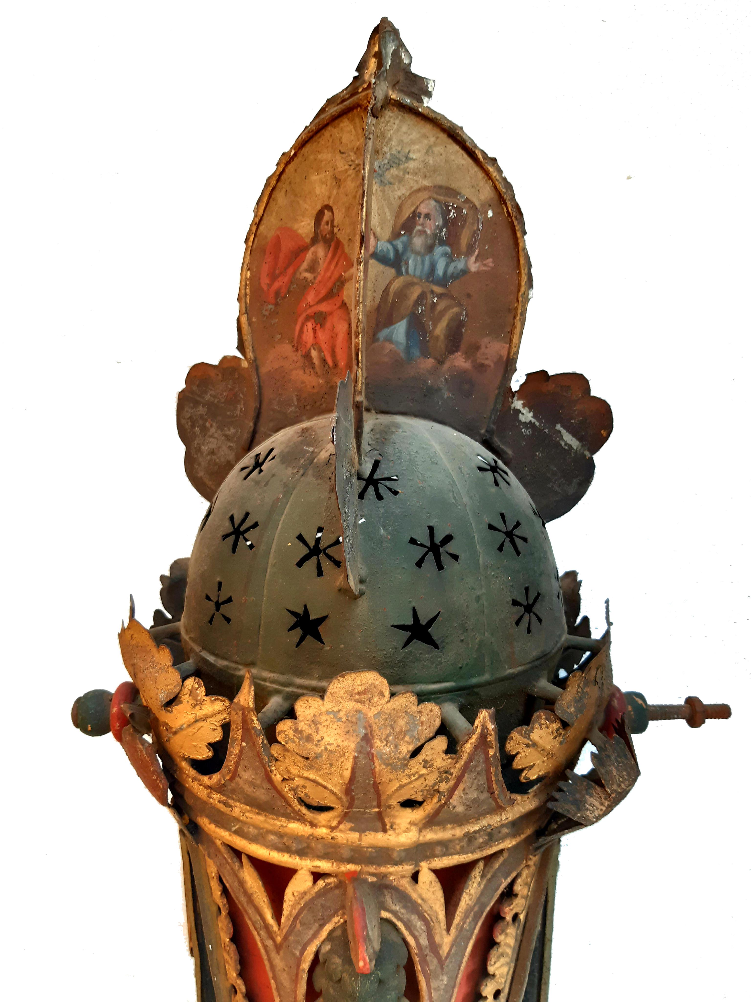 Guter originaler Zustand, Höhe ca. 110 cm, Querschnitt di tre secoli, una struttura verriegelbare, resti di un'antica apparecchiatura elettrica. Im Kopfbereich alle 3 Seiten figürlich bemalt.

Die Laterne verfügt über einen durchgehenden, leicht