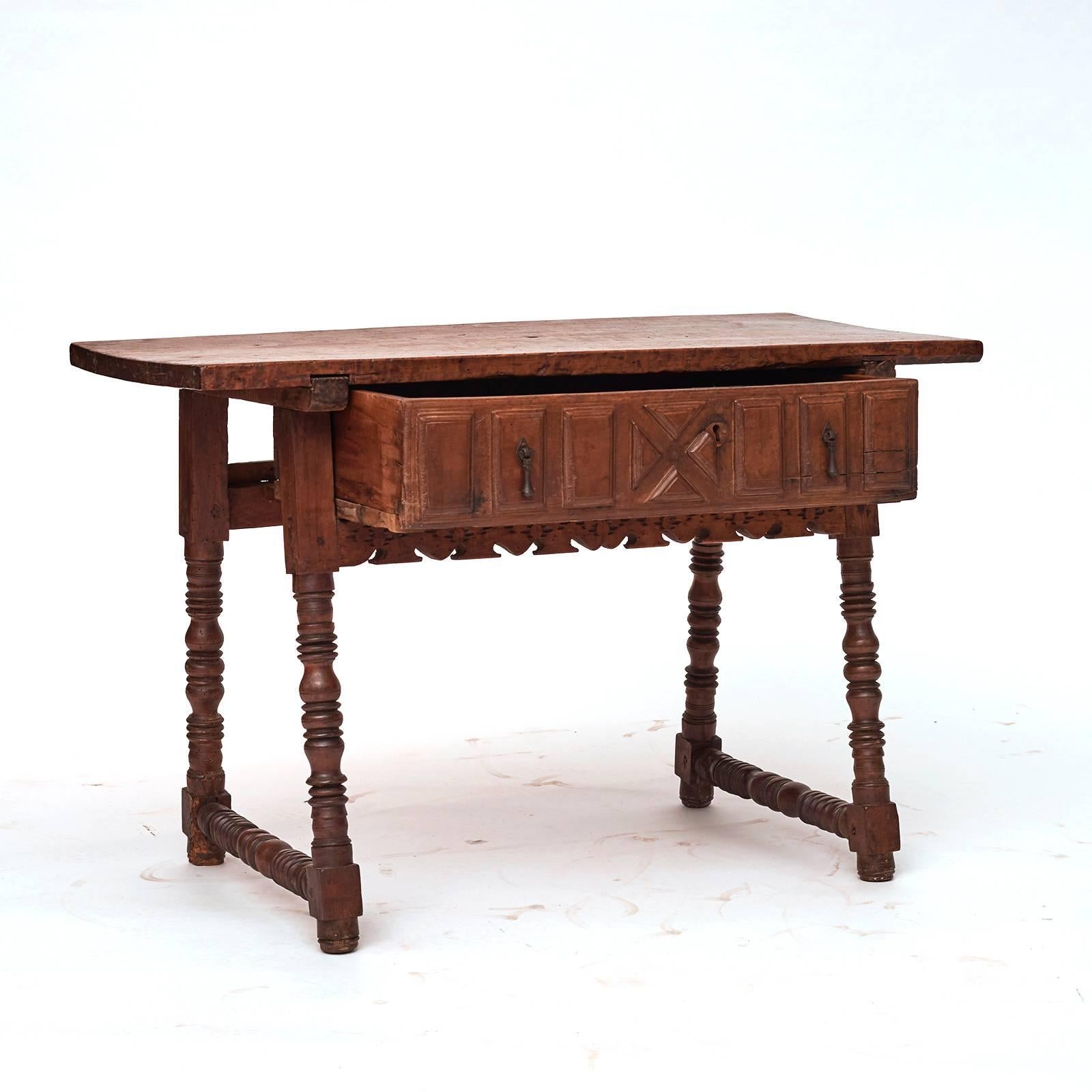 Barok table, walnut.
Tabletop one piece of wood. One drawer.
Spain, circa 1650.
The table is untouched with a good patina (good condition).