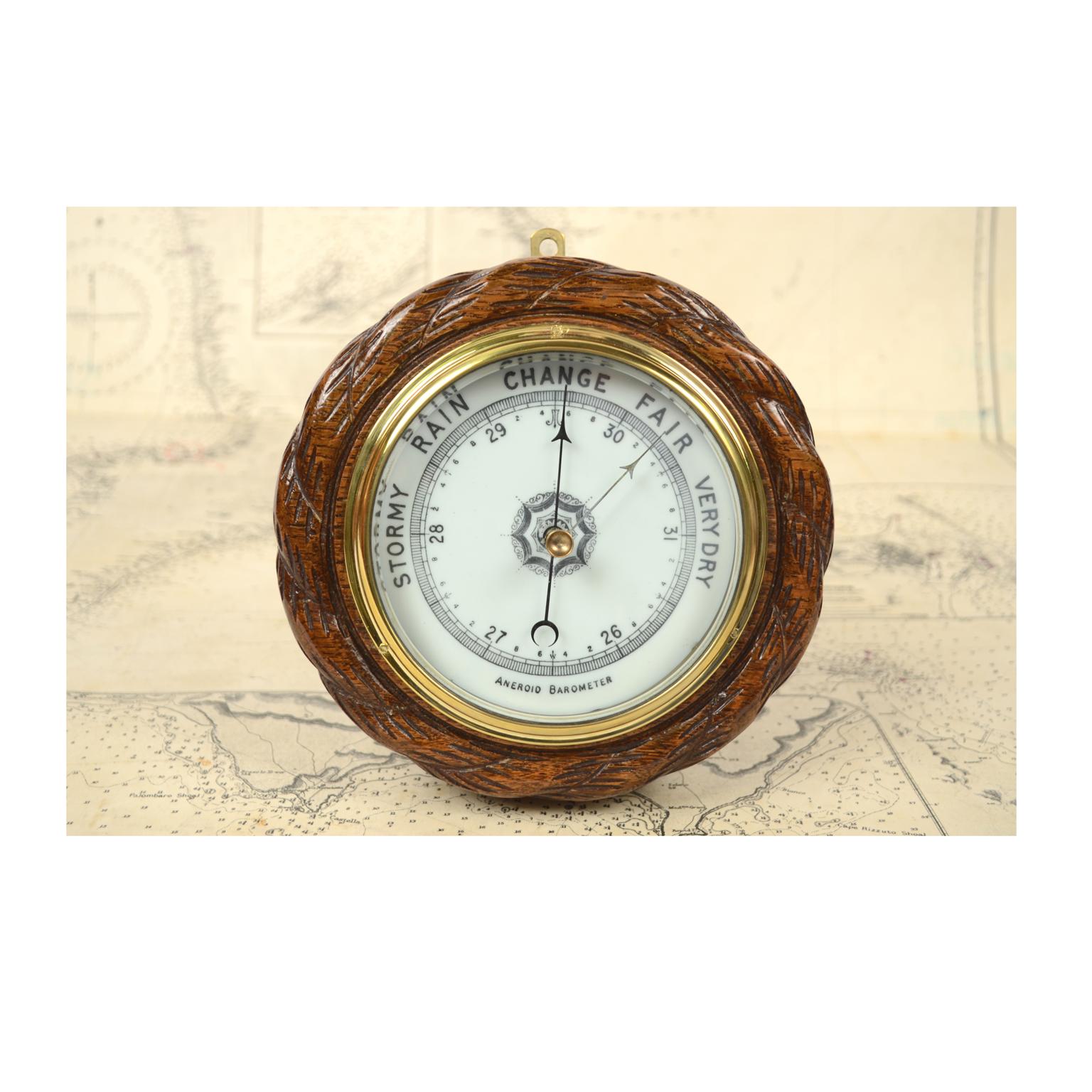 Antique English aneroid barometer made in the late 1800s in oakwood carved like a rope, brass and glass. Very good condition. Working. Diameter 17 cm, thickness cm 5.5.
Shipping in insured by Lloyd's London and the gift box is free (look at the last