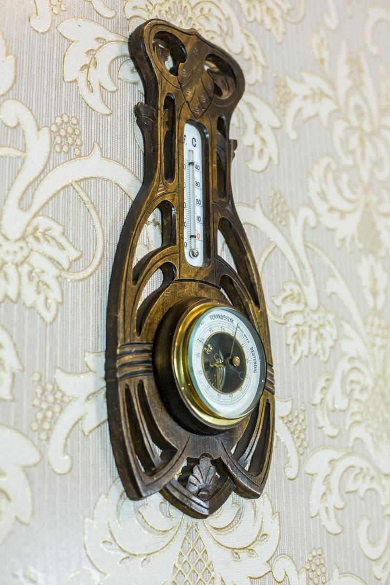 We present you this small barometer with a thermometer, commonly known as weather station.
The whole is closed in an openwork wooden frame in the Art Nouveau style.
The thermometer shows the temperature in Celsius and Fahrenheit.

This barometer