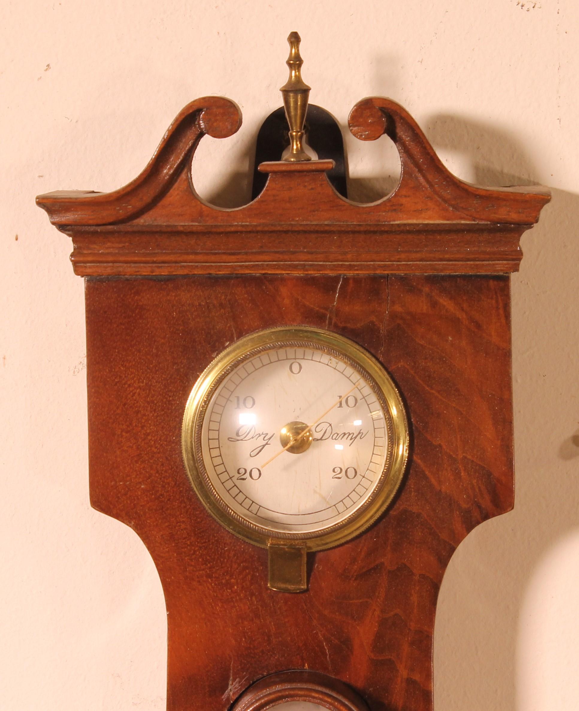 Barometer aus Nussbaumholz, 19. Jahrhundert (Britisch) im Angebot