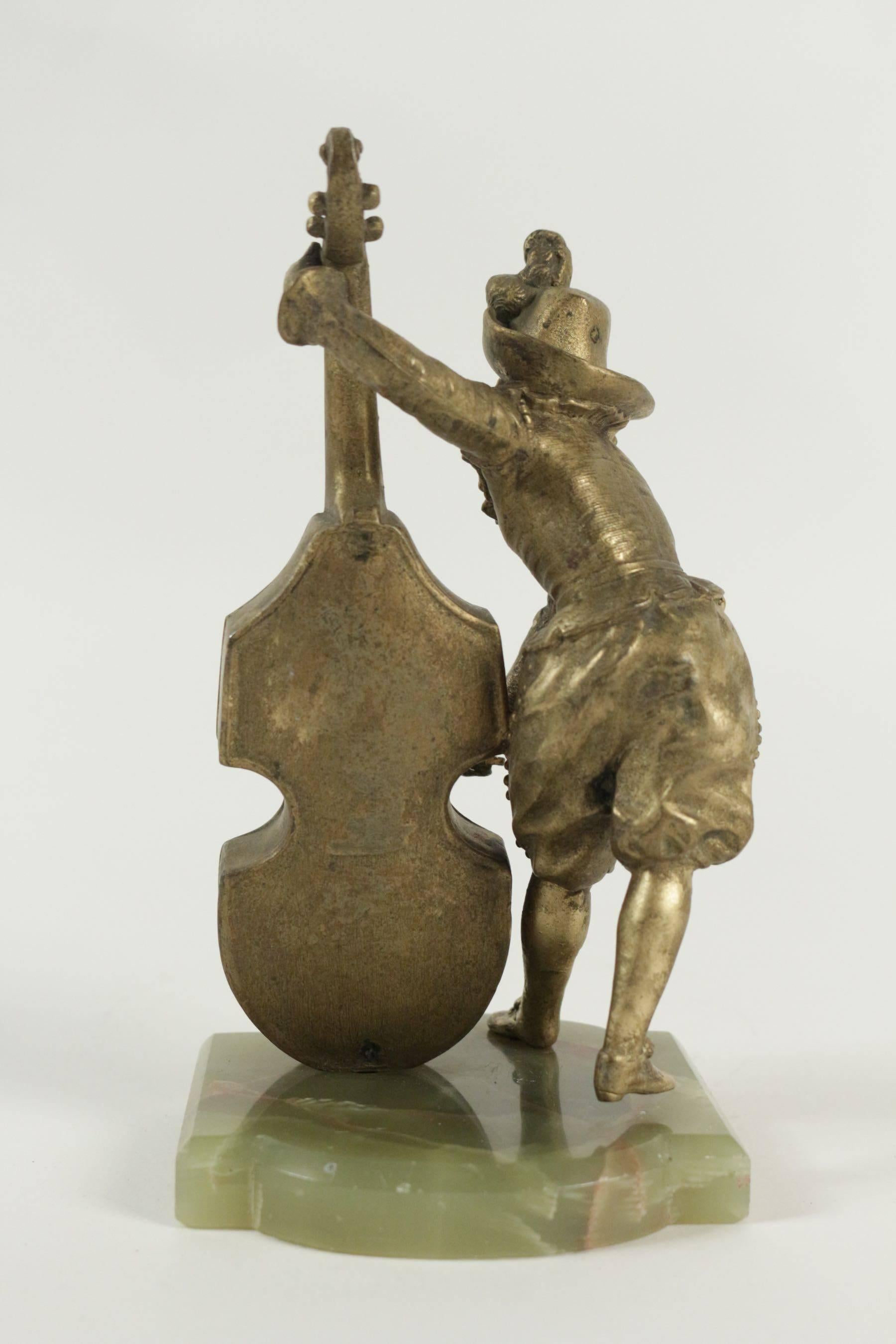 Barometer und Sockel aus Halbedelsteinen, die einen Cello-Spieler darstellen (Louis XV.) im Angebot