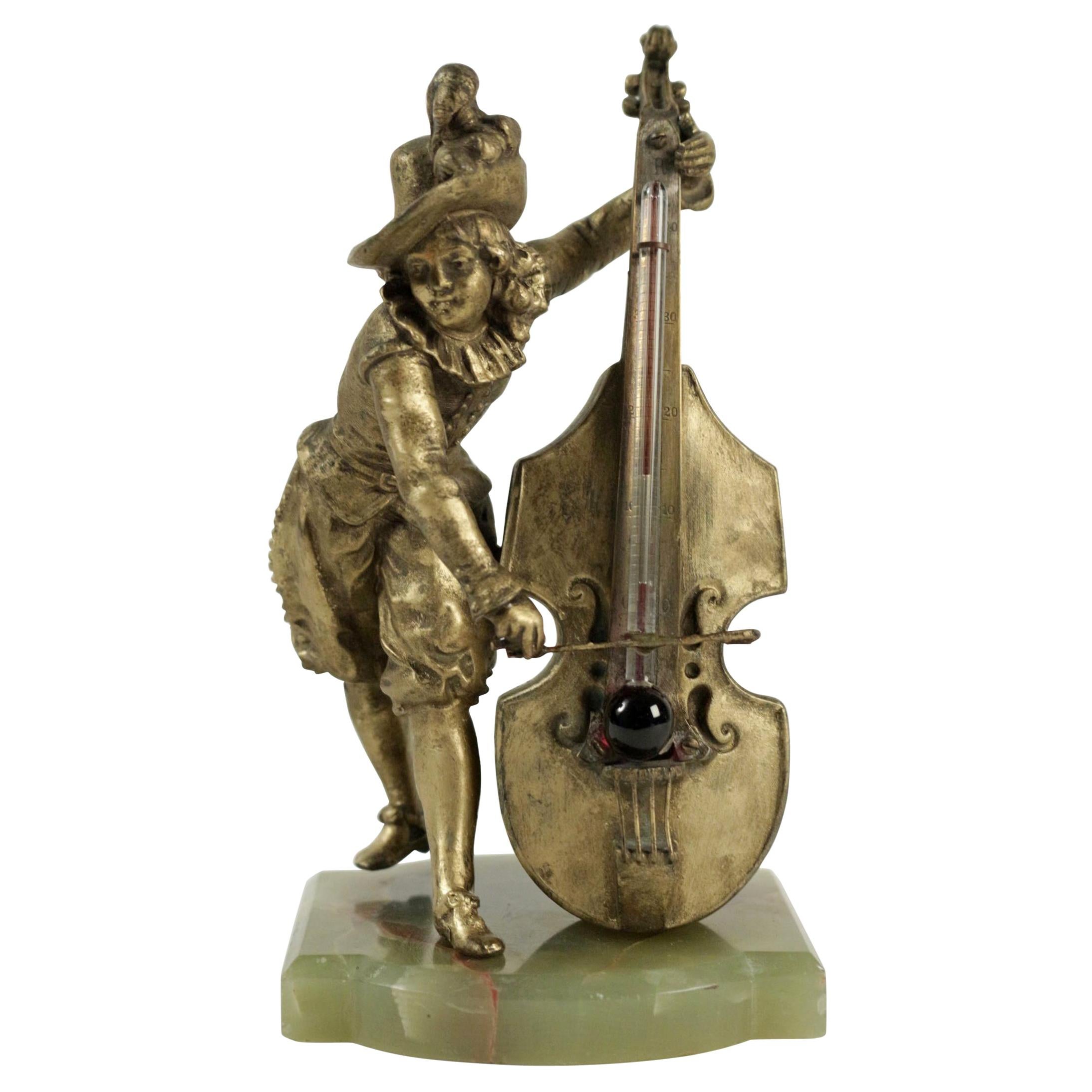 Barometer und Sockel aus Halbedelsteinen, die einen Cello-Spieler darstellen im Angebot