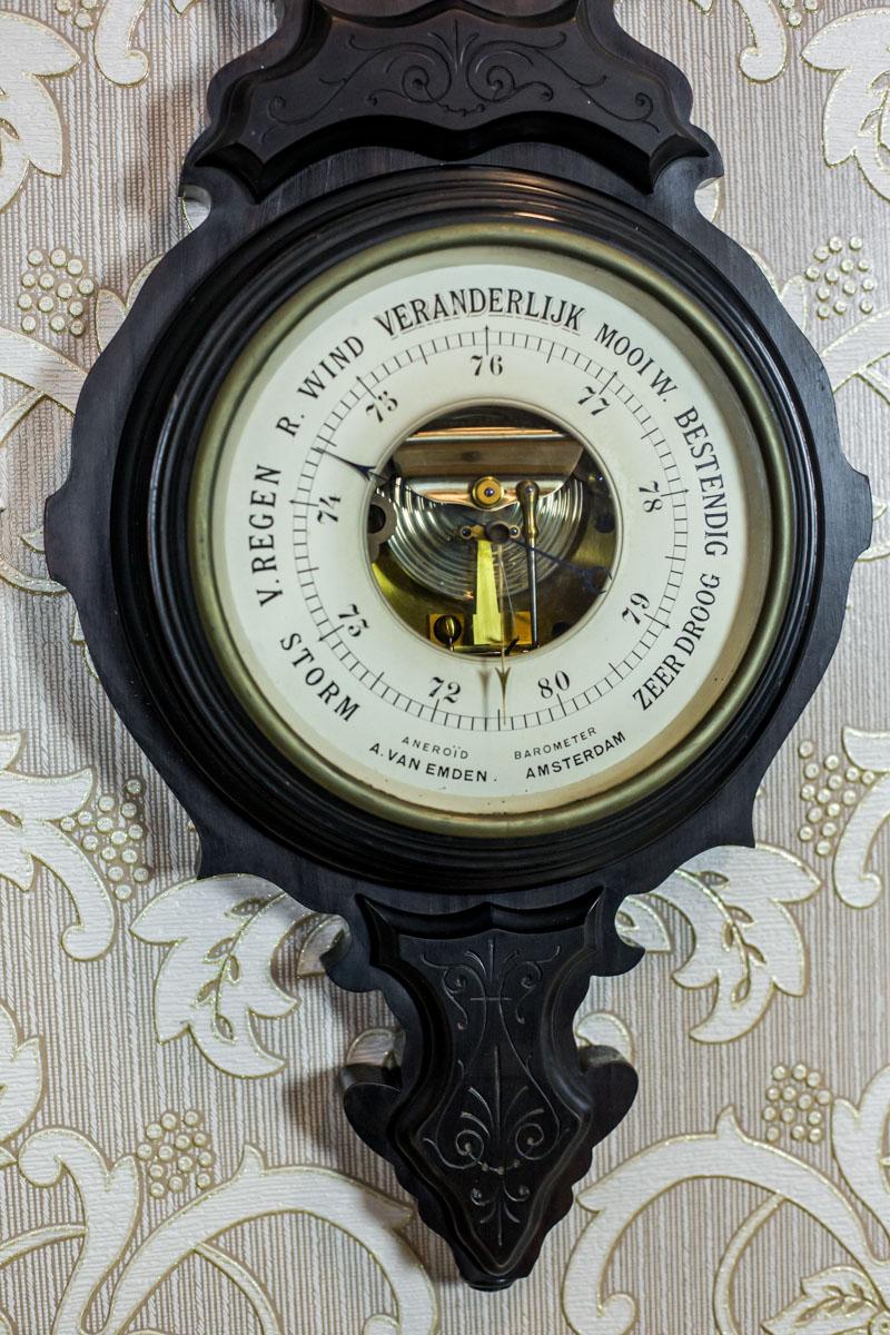 We present you this barometer with a thermometer, commonly known as the weather station.
The whole is dated the late 19th century.
The thermometer shows the temperature in Fahrenheit. The whole is placed in a wooden, carved case in the shade of
