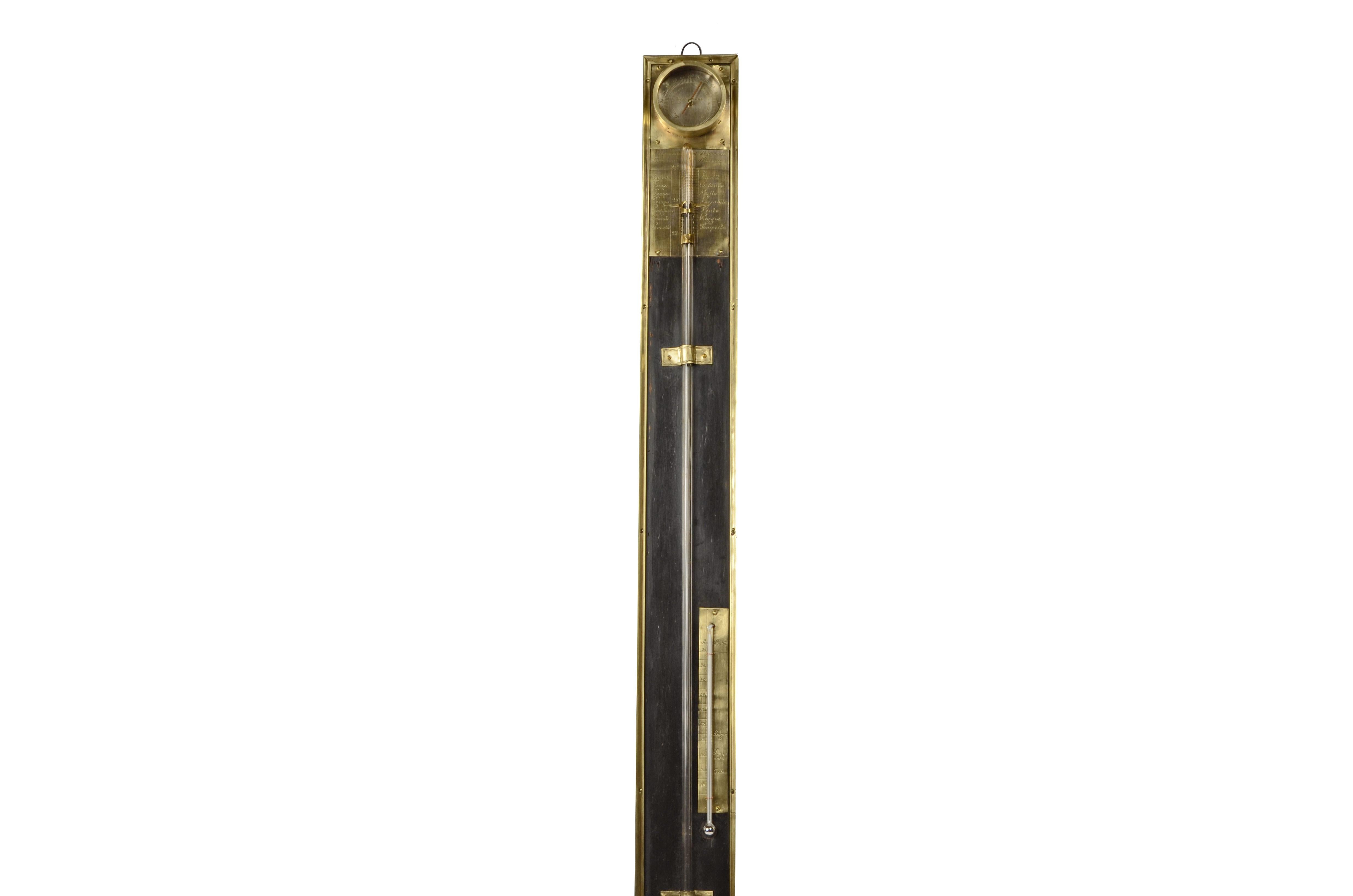 Barometro a stecca in legno ebanizzato con filettatura in ottone ai bordi, firmato Giovanni Maineri dei primi del XIX sec. 
Barometro con serbatoio in legno ebanizzato completo di galleggiante in osso marino indicante il corretto livello del