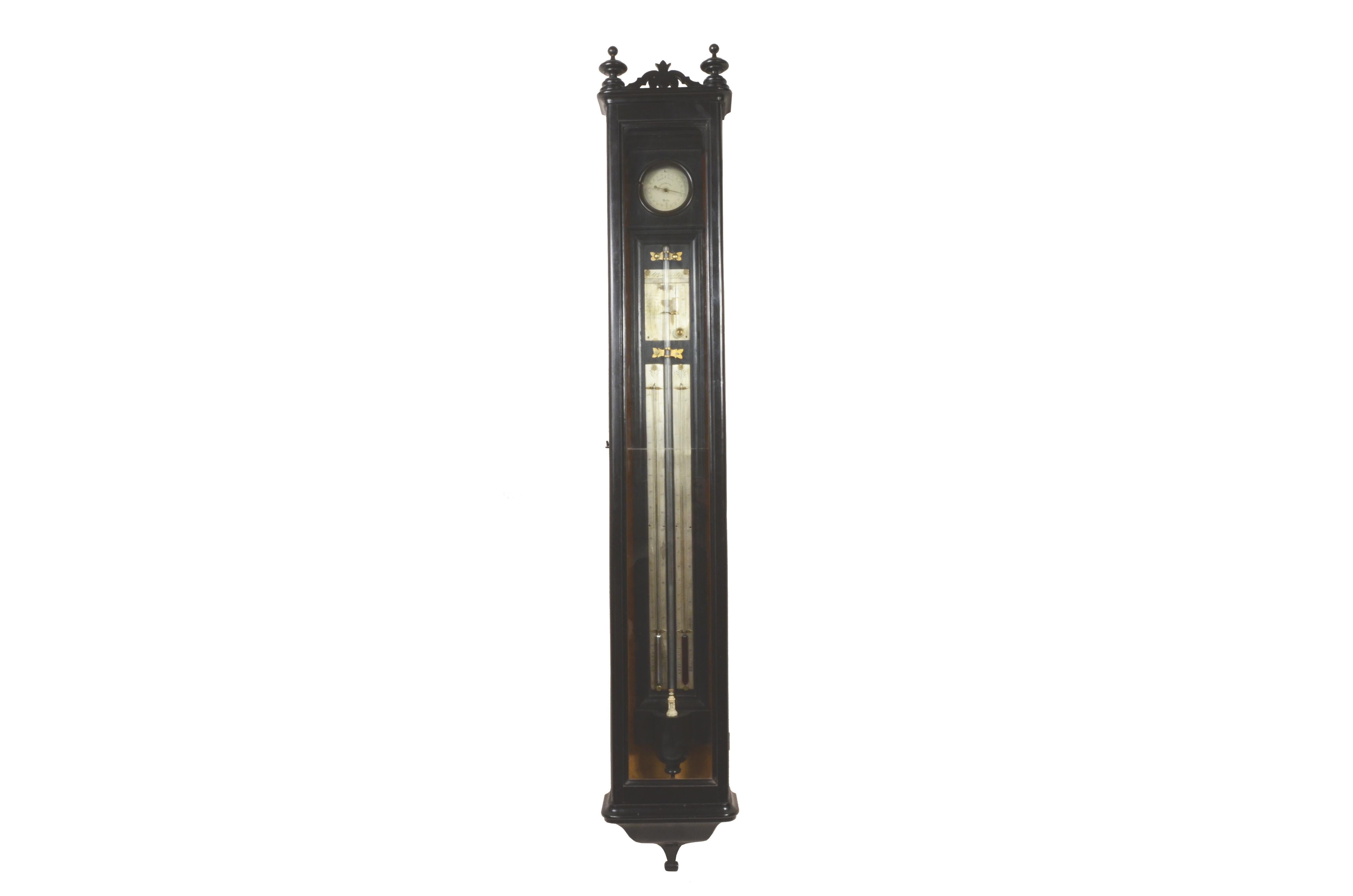 Barometro a stecca in legno ebanizzato,  manifattura del Nord Italia  dei primi del XIX sec., alloggiato in una elegante teca realizzata su misura  in vetro e legno ebanizzato con motivi decorativi.
Barometro con serbatoio in legno ebanizzato