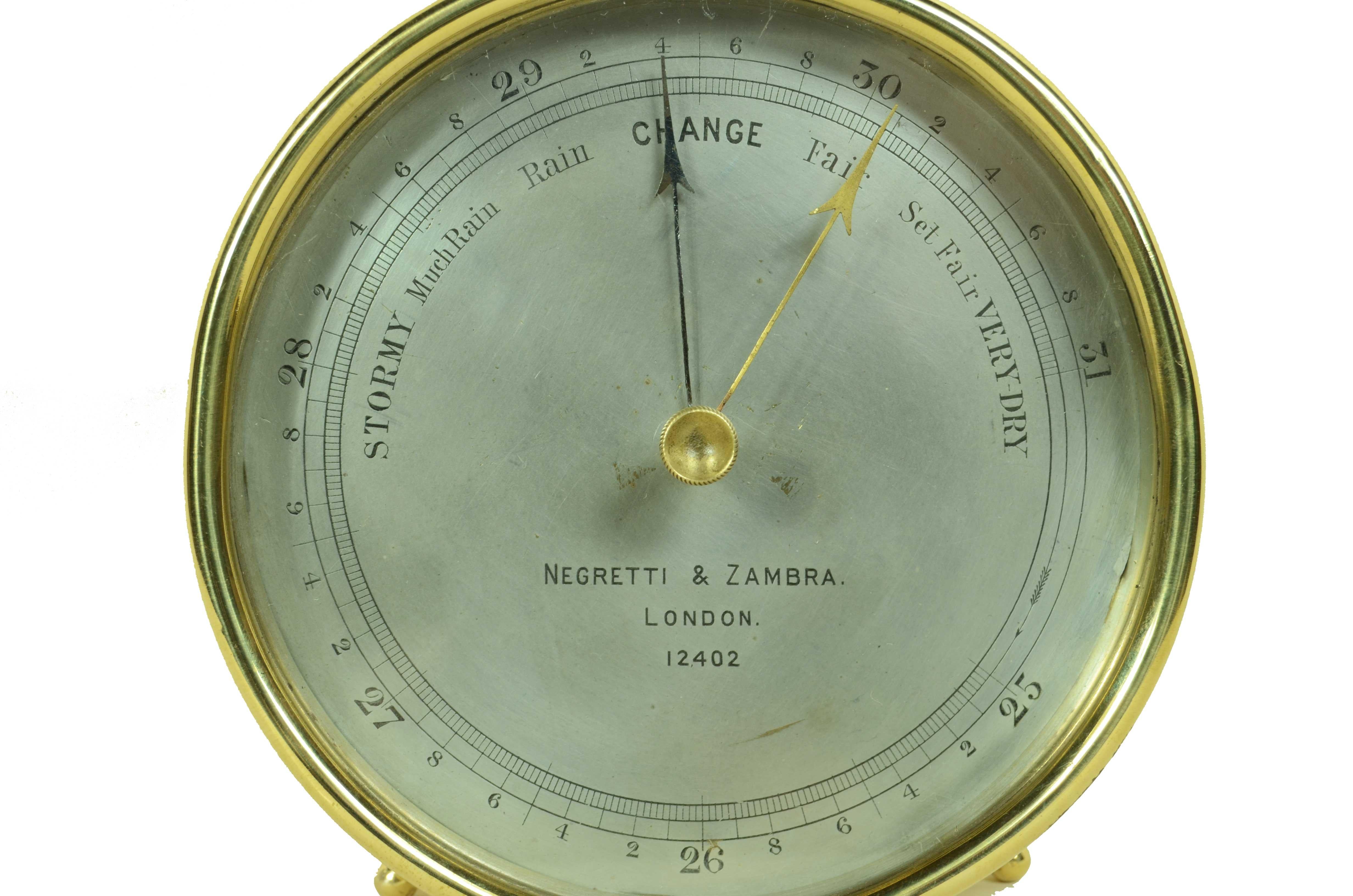 Aneroid- oder holosterisches Tisch- und Wandbarometer aus Messing aus dem späten 19. Jahrhundert, signiert Negretti & Zambra London  I 2402.
Guter, voll funktionsfähiger Zustand. Durchmesser 12 cm, Dicke 5,7 cm - 2,35 Zoll. 
Das letzte Foto zeigt