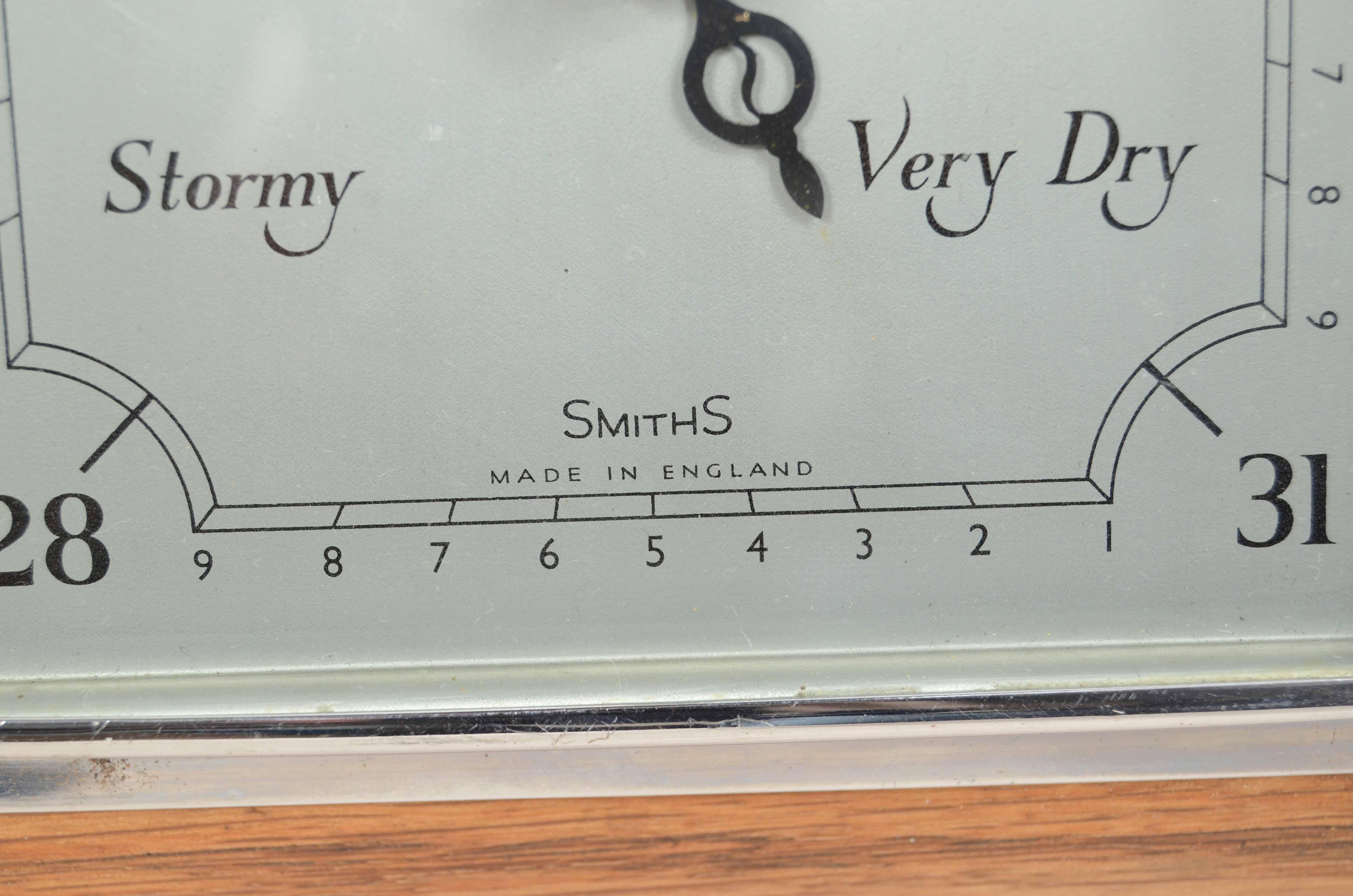 English oak wall-mounted aneroid barometer signed Smiths 1940s  In Good Condition For Sale In Milan, IT