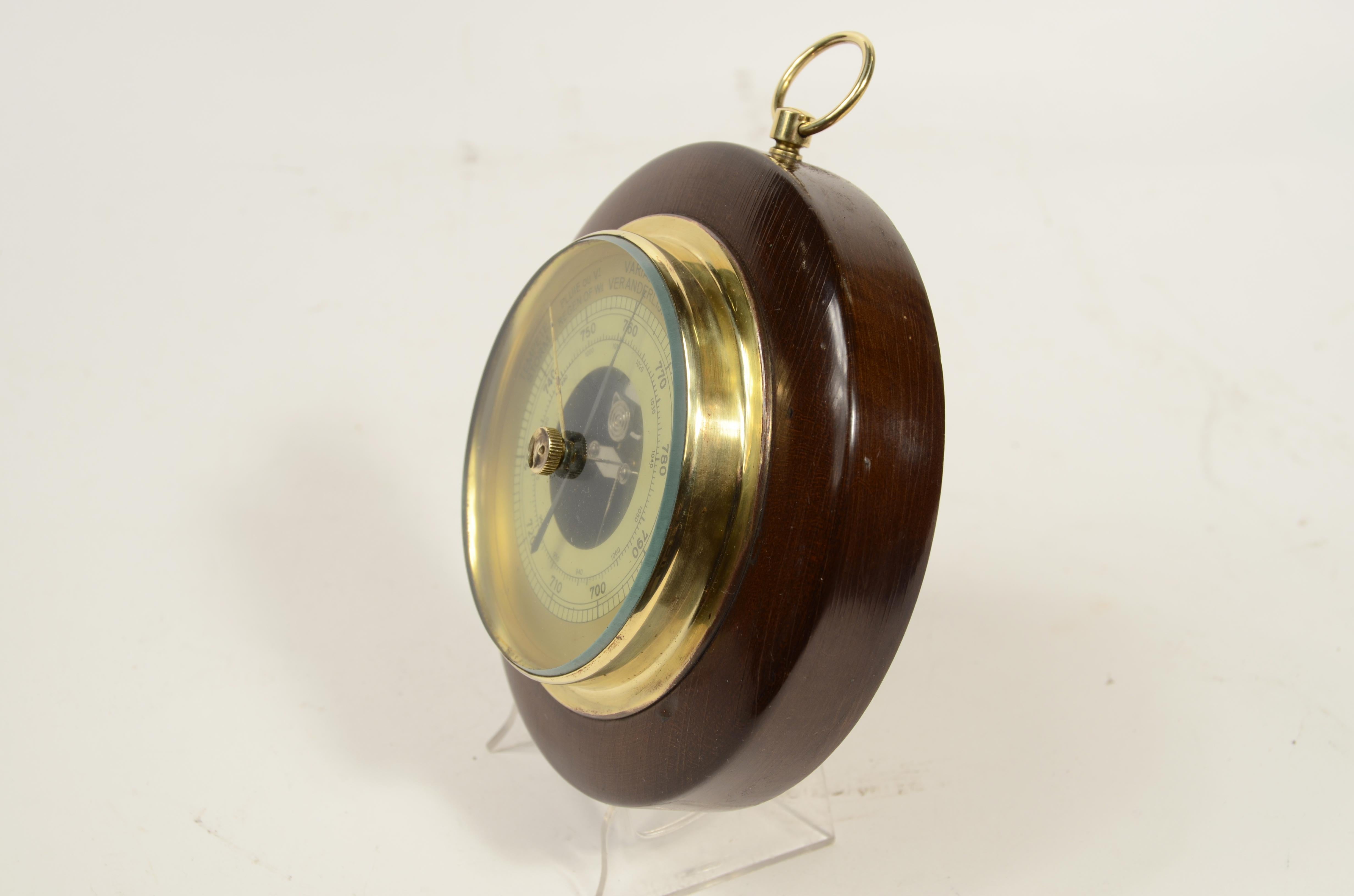 Baromètre anéroïde allemand  des années 1950 en bois tourné, laiton et verre, avec indications météorologiques en allemand et en français. 
Bon état, fonctionnement. 
Dimensions 13x4 cm - pouces 5.1x1.5.
La dernière photo représente le coffret