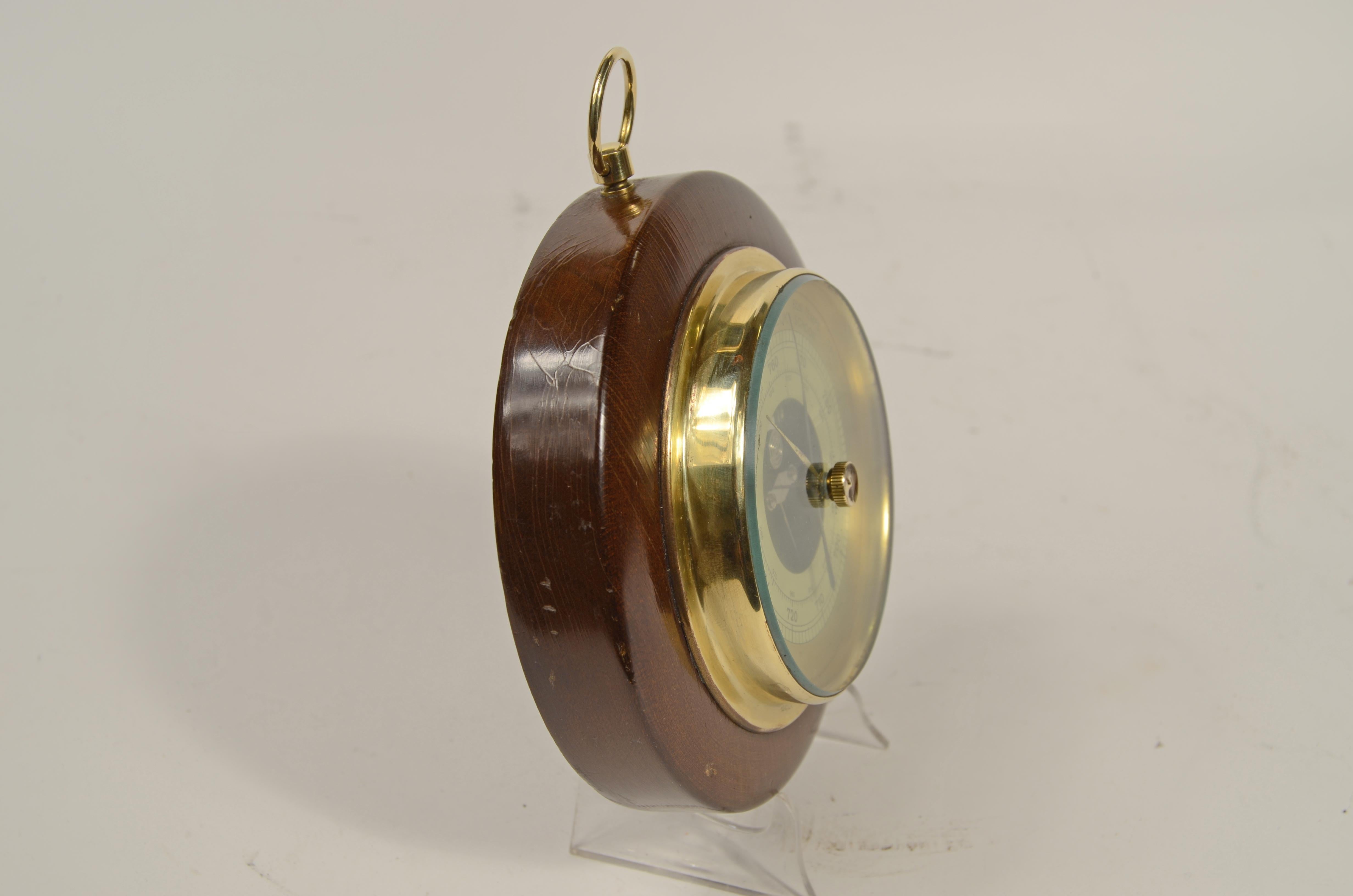 Baromètre anéroïde allemand  des années 1950 en bois tourné, laiton et verre Bon état - En vente à Milan, IT