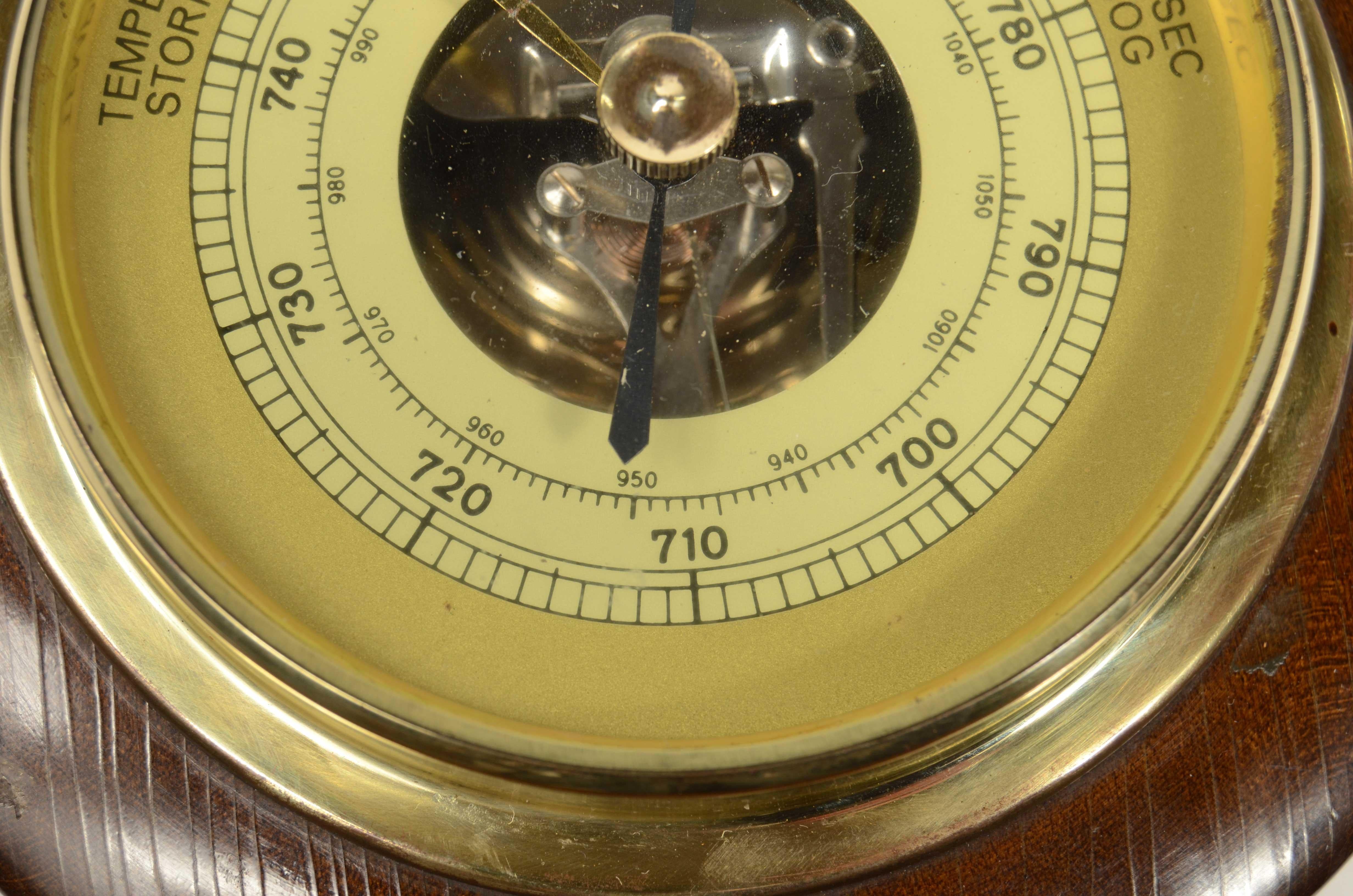 Baromètre anéroïde allemand  des années 1950 en bois tourné, laiton et verre en vente 2
