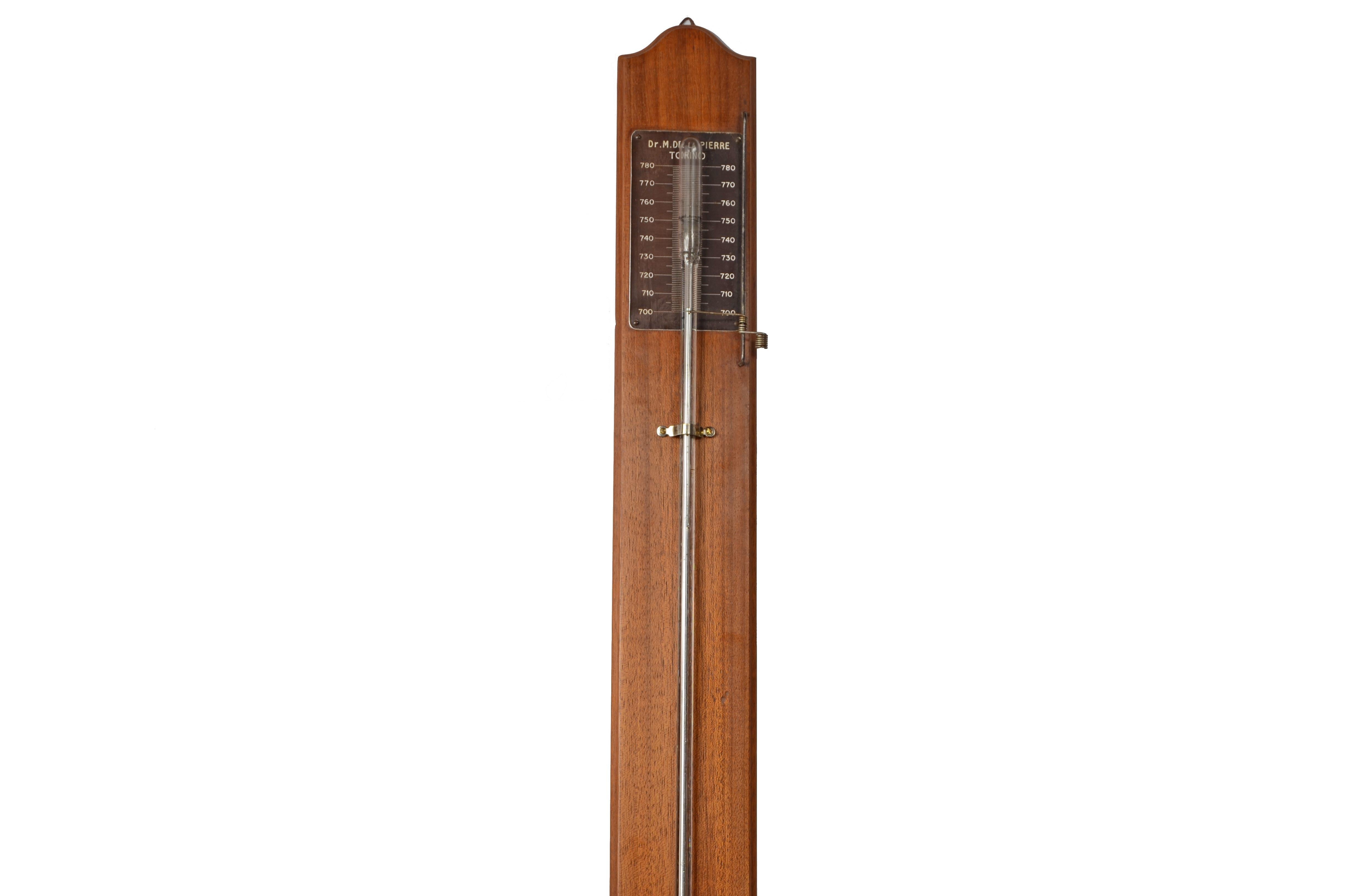 Baromètre à bâton de mercure Torricellien sur panneau de bois d'acajou, signé Dr.  De La Pierre Torino, années 1950, avec nonius de lecture de la pression atmosphérique.
Dimensions 7.5x4.8x 96 cm - pouces 3x1.8x37.8.
Bon état de fonctionnement. 
La