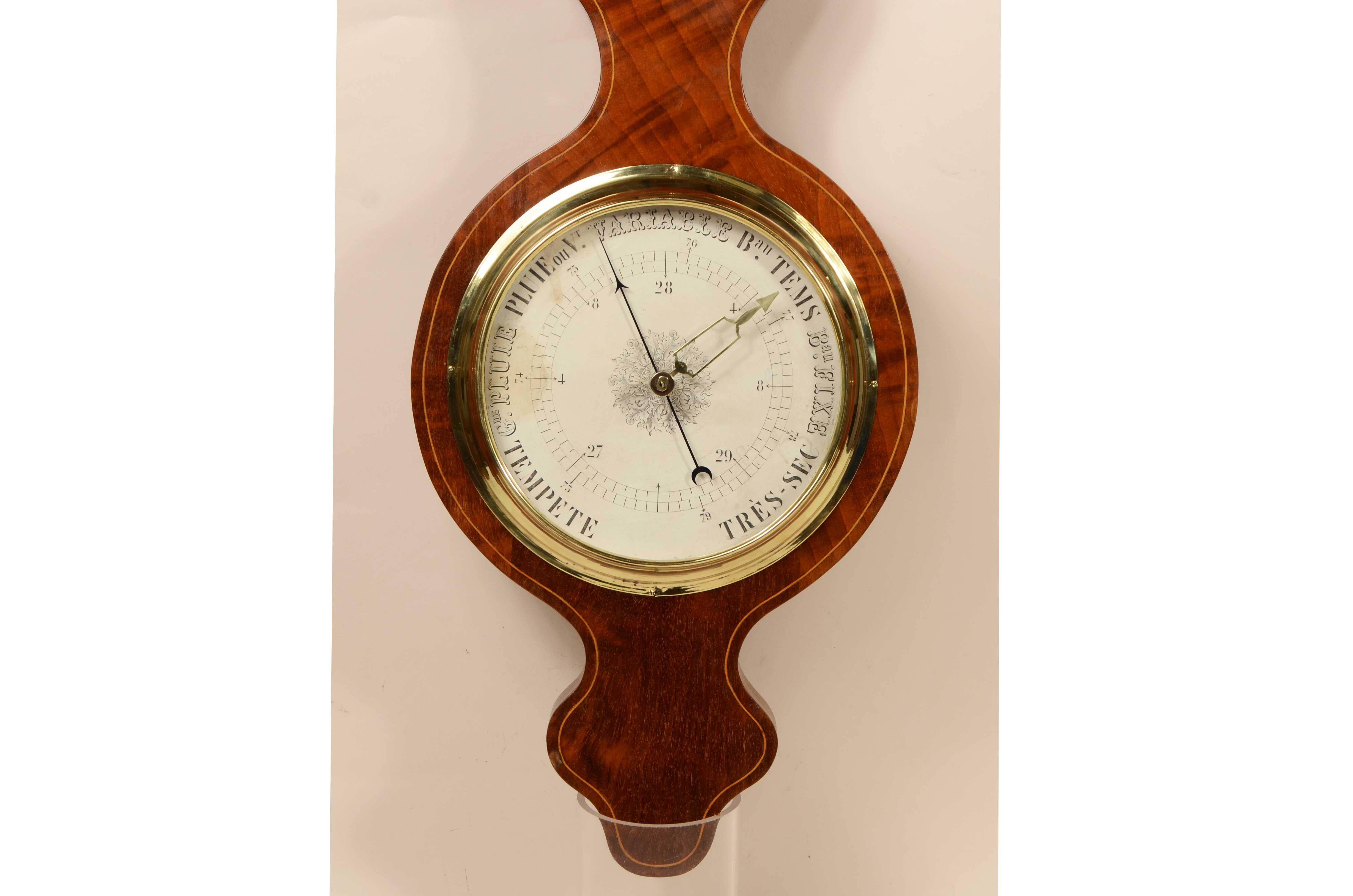 Barometro torricelliano a mercurio, manifattura francese  della seconda metà del XIX secolo, realizzato in legno impiallacciato in mogano con filettatura ai bordi in legno di cedro completo di raro termometro  a spirale  ad alcool. Quadrante in