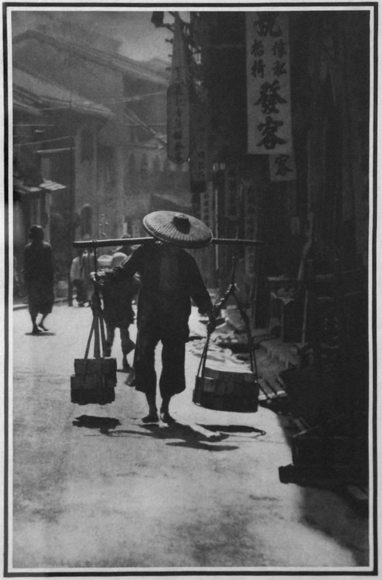 Baron Adolf De Meyer Black and White Photograph – A Street in China [Nach Baron Adolph de Meyer]