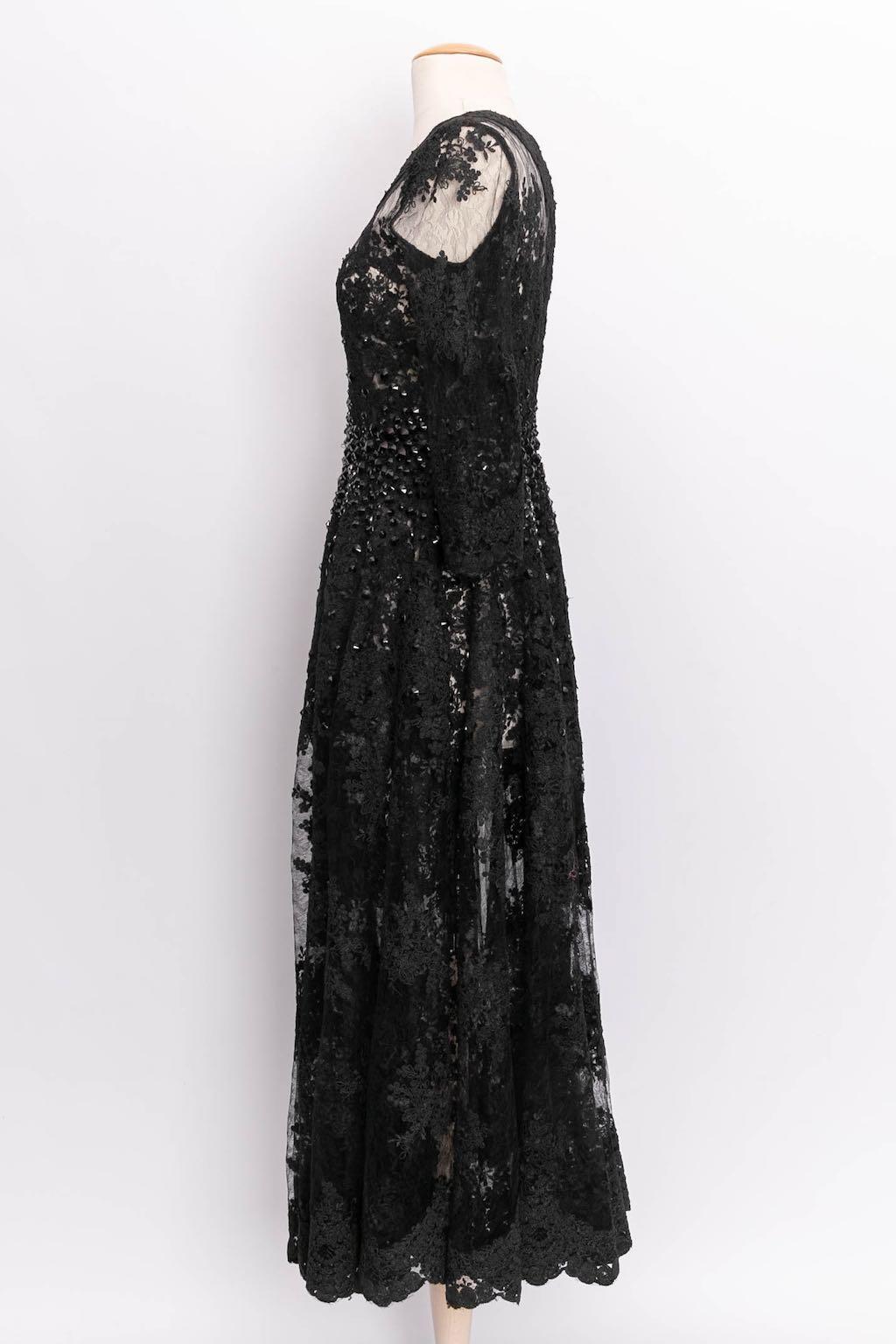 Baron Haute Couture - Lace dress embroidered with black beads. No composition or size tag, it fits a size 36FR/38FR.

Additional information: 
Dimensions: Shoulders: 35 cm (13.77