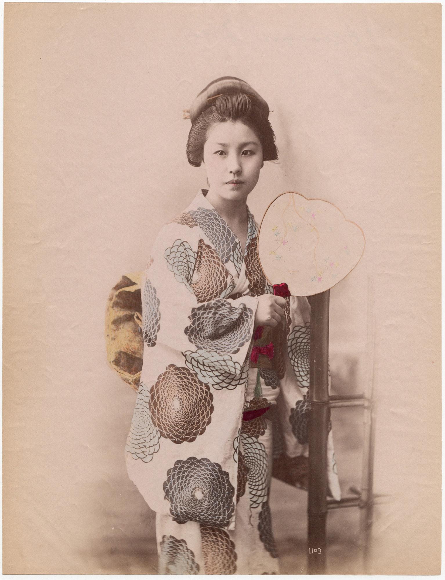 Japan - Geisha-Mädchen mit Fächer - Handkolorierter Albumin-Druck